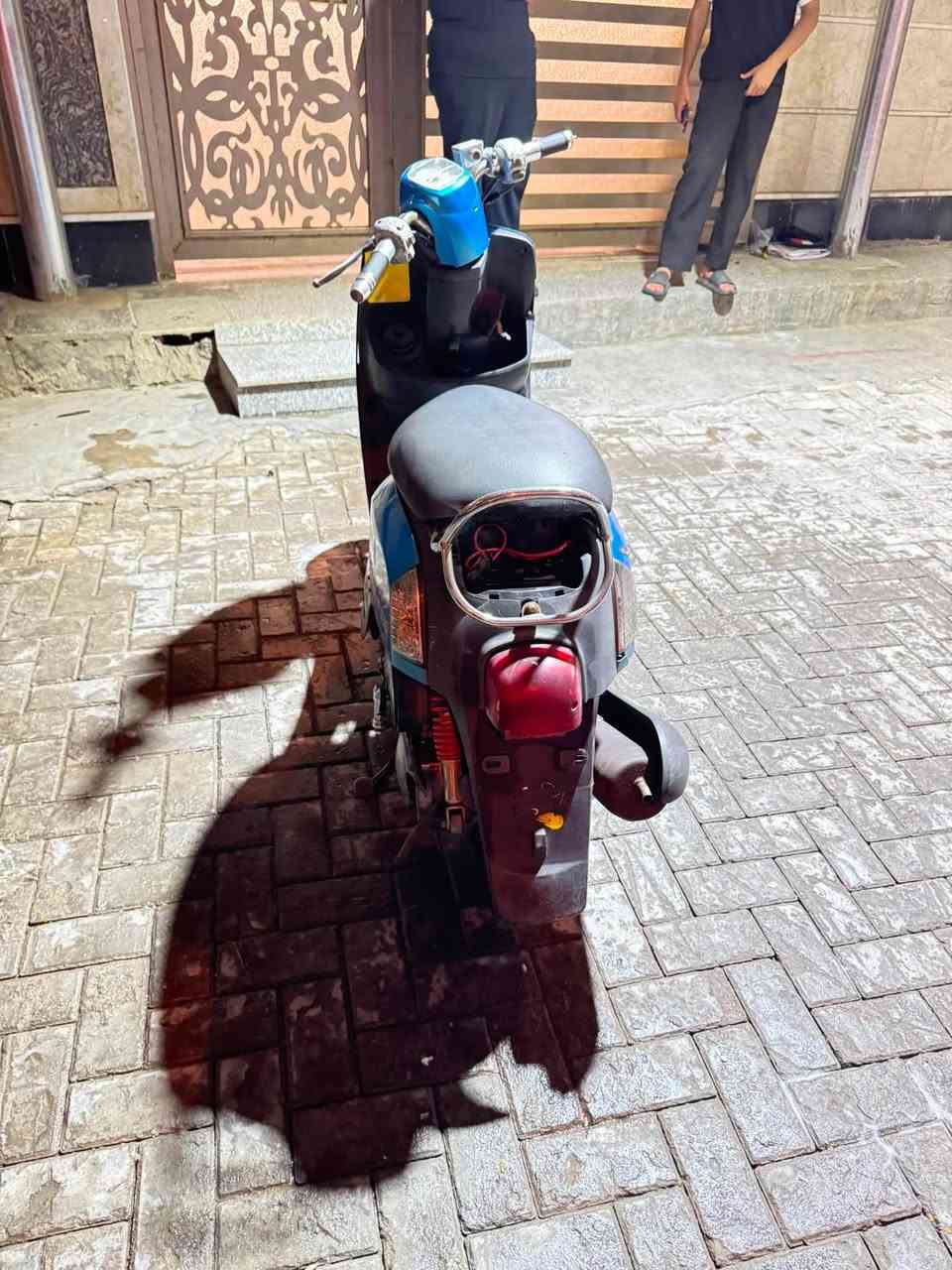 السلام عليكم دراجه بوليس للبيع دراجه نضيفه مال رمبه مكينه مامفتوحه الدراجه بيها وصل مال صاحب المحل الي اشتريتها من عنده دراجه شويه كفراتها تعبانه بس مكينتها ناعمه تخبل شلعه معدل حلوه نصبتها حلوه نقصها العداد ميشتغل او هاي الحاضنه البلاستك الي مقابيل المكينه دراجه سعرها 600بيها مجال بصيط***********
