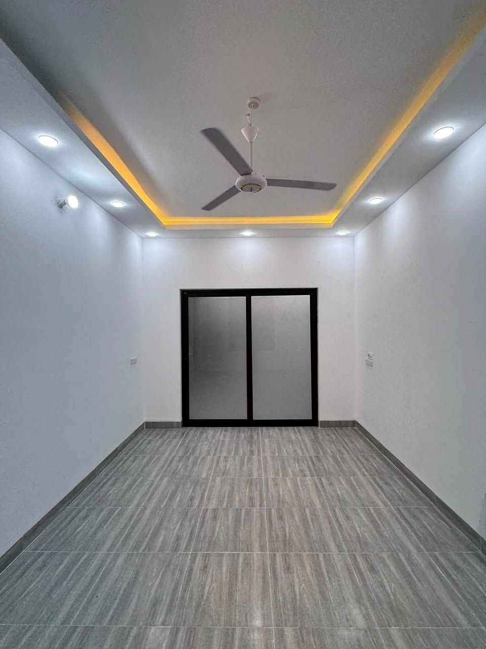 فرصه ذهبية للبيع | منزل طابقين بتصميم حديث ✨
📍 الموقع: دور الزراعة الثانية
📐 المساحة: 150 متر
📜 النوع: طابو زراعي (سند 25 ملك صرف)
🏠 تفاصيل توزيع البيت:
 الطابق الأرضي:
 استقبال واسع للضيوف
 مطبخ مجهز
 صالة معيشة مريحة
 غرفتي نوم (2)
 صحيات داخلية وخارجية
 الطابق الثاني:
 غرفتي نوم (2)
 صحيات
 سطح واسع
✨ المميزات والديكورات:
 ديكورات نقوش مغربية فاخرة تضفي لمسة جمالية أنيقة.
 منظومة إنارة مخفية حديثة تبرز جمال التفاصيل.
📞 للاستفسار ومزيد من التفاصيل، يرجى الاتصال على الرقم:
📞***********📞
أو تفضلوا بزيارة مكتب الحمداني للعقار.
       
☎️***********☎️
