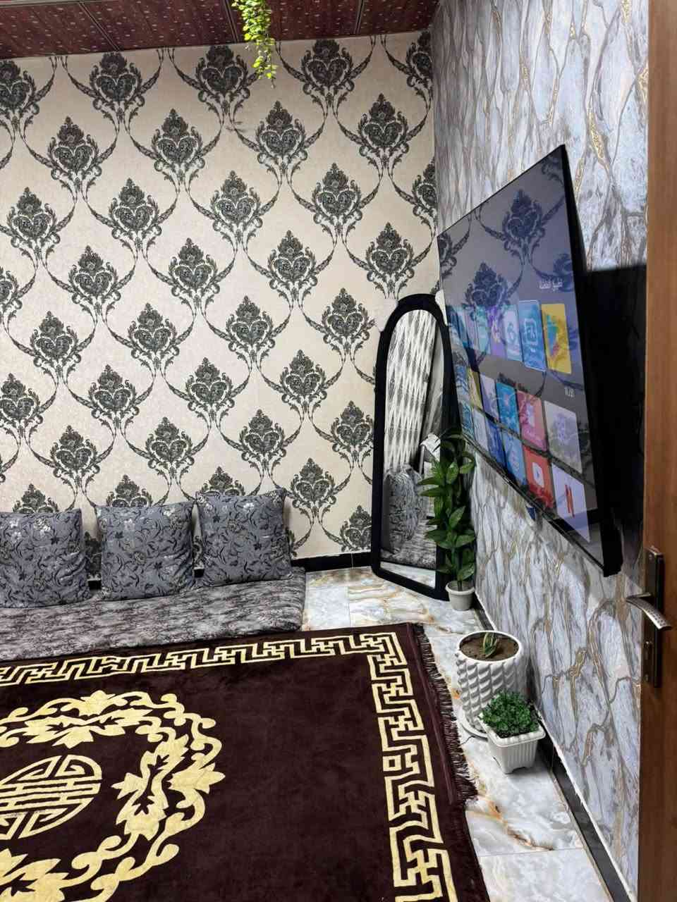 سلام عليكم بيت واقع حال للبيع معة الكاونتر وسبالت مساحة 180 شارع المعهد خلف سيد هاشم السعر 45 وبي مجال الاتصال ***********
