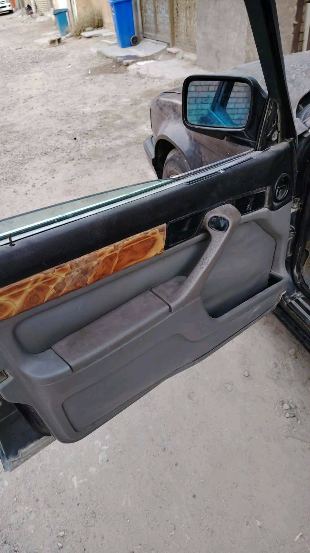 سلام عليكم Bmw735 محرك مفتوح كير جديد اكسل وايرفلو جدد حداديه من طول للطول جديده سياره جاهزه منضومه تبريد كاملة فقط الكتف مال الفان مال تبريد شغل وطلع وين متريد رقم بغداد تحويل مباشر سنويه لل27 ماعليها كلشي مكانها بغداد زعفرانيه موديل 93