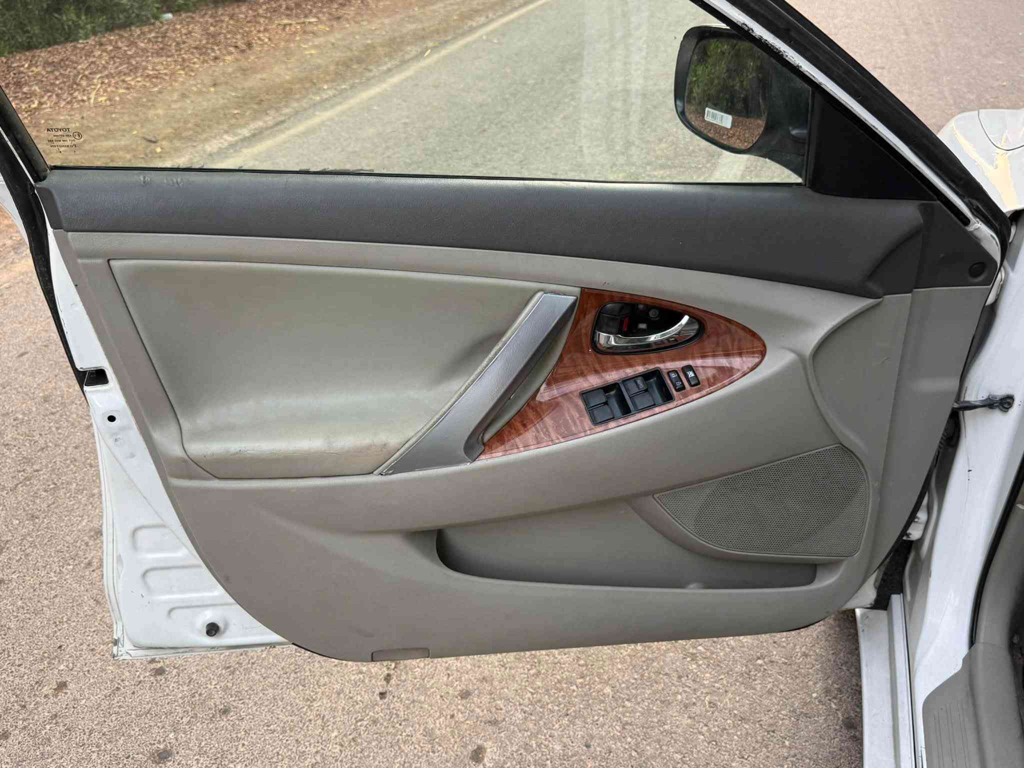 السلام عليكم 
سياره كامريCAMRY. للبيع 
موديل 2008 خليجي
فئة GLx
مواصفات السياره فول عده الفتحه
وصاج 
اناره ترحيب داخليه
كشن كهرباء
تحكم ستيرن
برده خلفيه كهرباء
رقم بغداد ()ب اسمي شخصيآ تحويل مباشر هزه جديده ورقم دولي 
مكينه2400 اربعه سلندر خير من الله 
كير خير من الله  
تخم تاير جديد
تخم ويل جديد
تبريد قطعتين ثلج 
حداديه جديده
منضومة لايت زينون اصلي شرط نهار
السياره عليها ادامه كامله من كلشي باتري ومنضومة بانزين يعني جاهزه من هاي الامور ومتصرف عليها ربع
السياره اقره التفاصيل واتصل وبيك خير وتدلل
السياره استخدام شخصي 
المكان واسط 
السعر98وبيها بسيط
للاتصال***********
