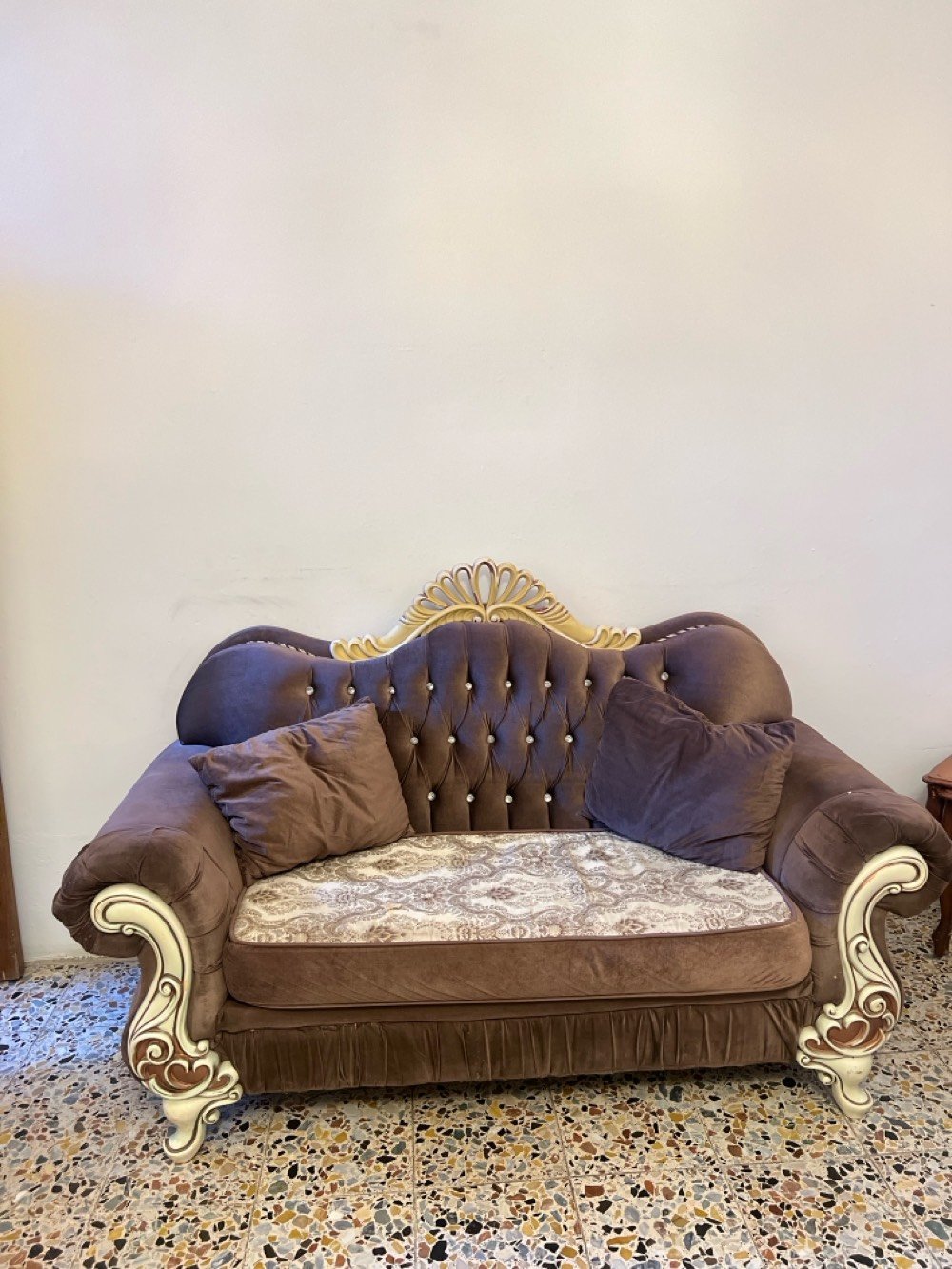 تخم ملكي كامل( للبيع )
بسعر( 550،000 )
 10 مقاعد 
مع طبلة وسطية من نفس اللون
وكوشات عدد 4 
نظيف نجارة جيدة وثقيل 
العنوان / ديالى _ بعقوبة _ السادة
هل بيه أي خدوش، تمزق، هبوط بالفرش، أو ملاحظات على الخشب/اللون وتريد تكتبها بصراحة؟: 
لايوجد هبوط بالفراش  / الدوشك متحرك بوجهين سادة ومشجر 
شنو سبب البيع؟ وكم صارله مستخدم تقريباً؟: 
سبب البيع تغيير 
التسليم وين بالضبط بديالى _ بعقوبة _ السادة؟ وهل السعر قابل للمساومة أو يشمل النقل لو لا؟: 
التسليم مباشر والسعر قابل للمساومة 