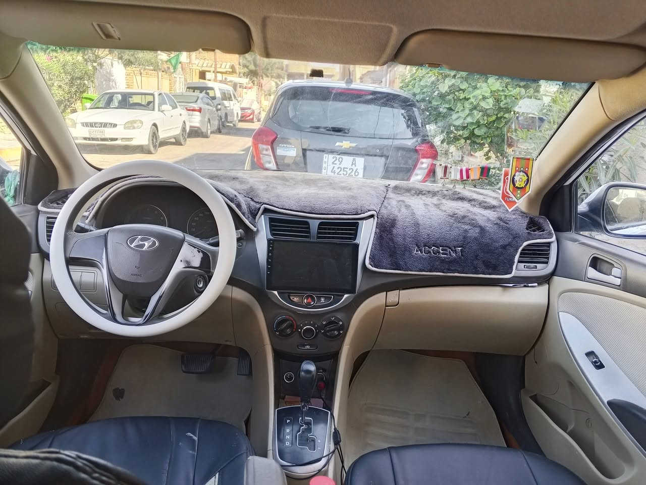 اكسنت ١٣ خليجي 
مكينه ١٦٠٠ 
محرك  كير صدر تبريد  كامله السياره 
تخم تاير  دوشمه داخل باتري جديد 
سياره خير من الله 
سياره باسمي تحويل ثاني يوم 
بيهه صبغ نص جاملغ وباب ودوسه بدون دواخل  فقط صبغ 
لاتبديل ولا ضربه سونار خاص 
مكاني كوت السعر ٨٠ 
***********
