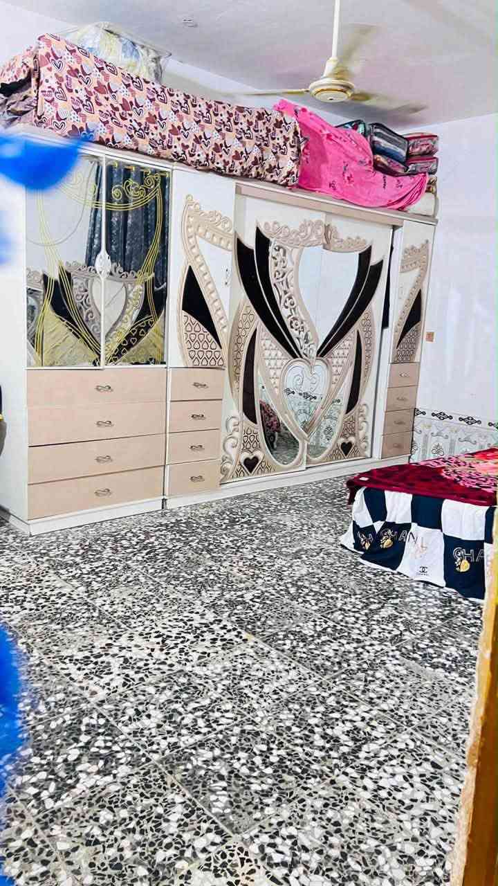 السلام عليكم 
بيت للبيع مساحة 170 متر 
العنوان كربلاء حولي ابو مهدي المهندس  قريب على الامام وعلى الزوار يبعد عن الشارع العام تقريباً 50 متر 
غرف نوم عدد 2 
صالة 
مطبخ 
استقبال 
حمامات داخليه وخارجيه 
للاستفسار الاتصال على الرقم ***********
يباع مع الاثاث
