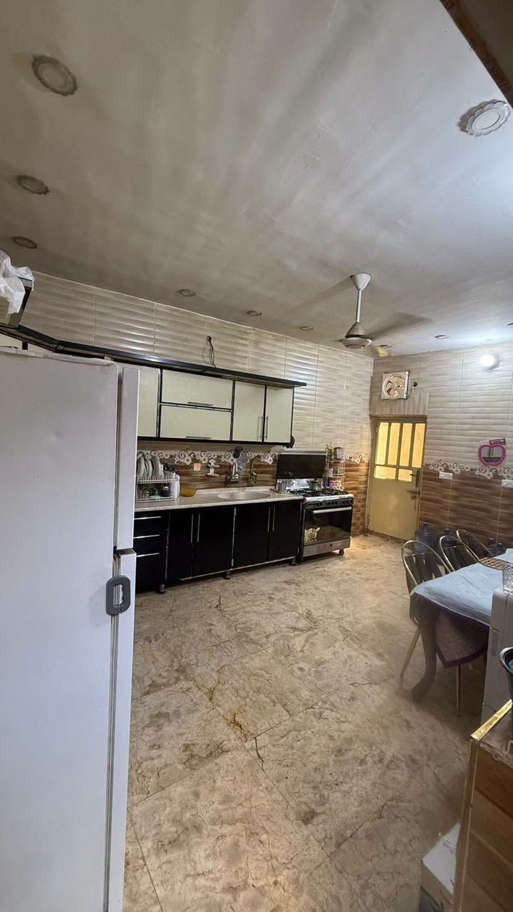 يالله. للبيع وبسعر مناسب  دار حديث مساحة ٢٠٠م بناء ٢٠٢٠ نظيف جدا طابقين يحتوي على صالة ومطبخ وخدمات عدد ٢ وغرف نوم عدد ٤ مع كراج وحديقة يقع في بغداد حي الشباب قرب سوق اميمة التجاري للاستفسار عن السعر الاتصال حصرا على الارقام التالية       ***********. واتس و ***********.                                        مكتب. ركن الحافظ للعقار. بغداد حي الشباب

