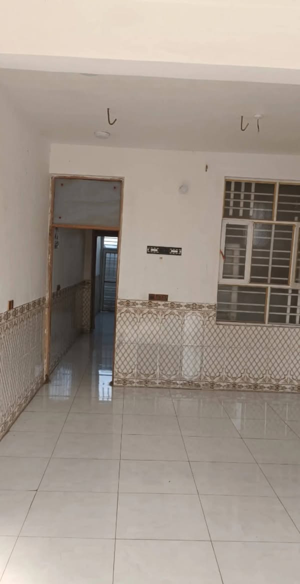 بيت مساحه ١٠٠ طابو صرف مطلوب عقاري تريد نقد تريد بقساطه  بناء حديث غرفه وصاله ومطبخ واستقبال وصحيات داخليه وخاؤجيه طابق الثاني بيتونه وغرفه نوم ثانيه حله ورديه خلف مستشفي الكفيل باقي التفاصيل اتصل ***********
