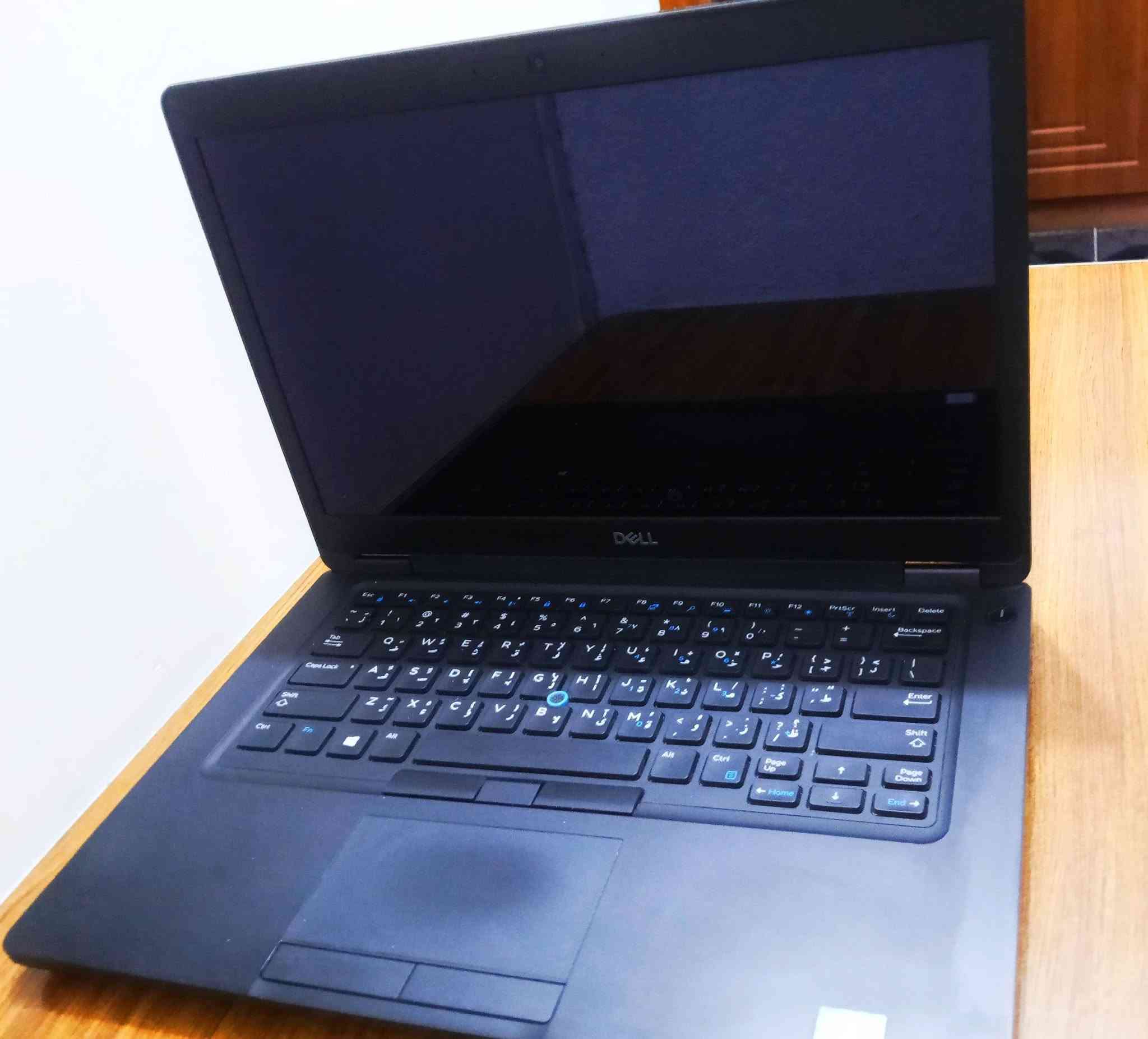 🛑للبيع لابتوب نوع Dell 5491 
Core i5 8th الجيل الثامن 
 _معالج نوع H  (يفرق عن بقية المعالجات بأنه يعطي اداء رائع جداً)
_شاشة لمس 14.1 انش
_الرام 16 ..الهارد 256 
_منافذ متعددة منها منفذ HDMI  ومنافذ USB متعددة..
_نسبة نظافة 99% باله اوربي درجة اولى ..
🎯 يشغل لك البرامج التالية بكفاءة:
✅ AutoCAD
✅ MATLAB
✅ Photoshop
✅ Premiere Pro (تشغيل متوسط)
✅ 3ds Max (للتعلم والمشاريع البسيطة)
🎮 أفضل 10 ألعاب يشتغلن عليه:
✅ GTA V
✅ PES 2021
✅ Fortnite
✅ Valorant
✅ PUBG Lite
✅ League of Legends
✅ CS:GO
✅ Minecraft
✅ Dota 2
✅ Call of Duty Warzone Mobile
السعر 400 الف مع هدايا تشمل  1)حقيبة  
2)وسادة ماوس
3)ماوس sm-01  وايرلس 
4)شاحن
 للتواصل مراسلة الصفحة او  رقم الواتساب 
 ***********
