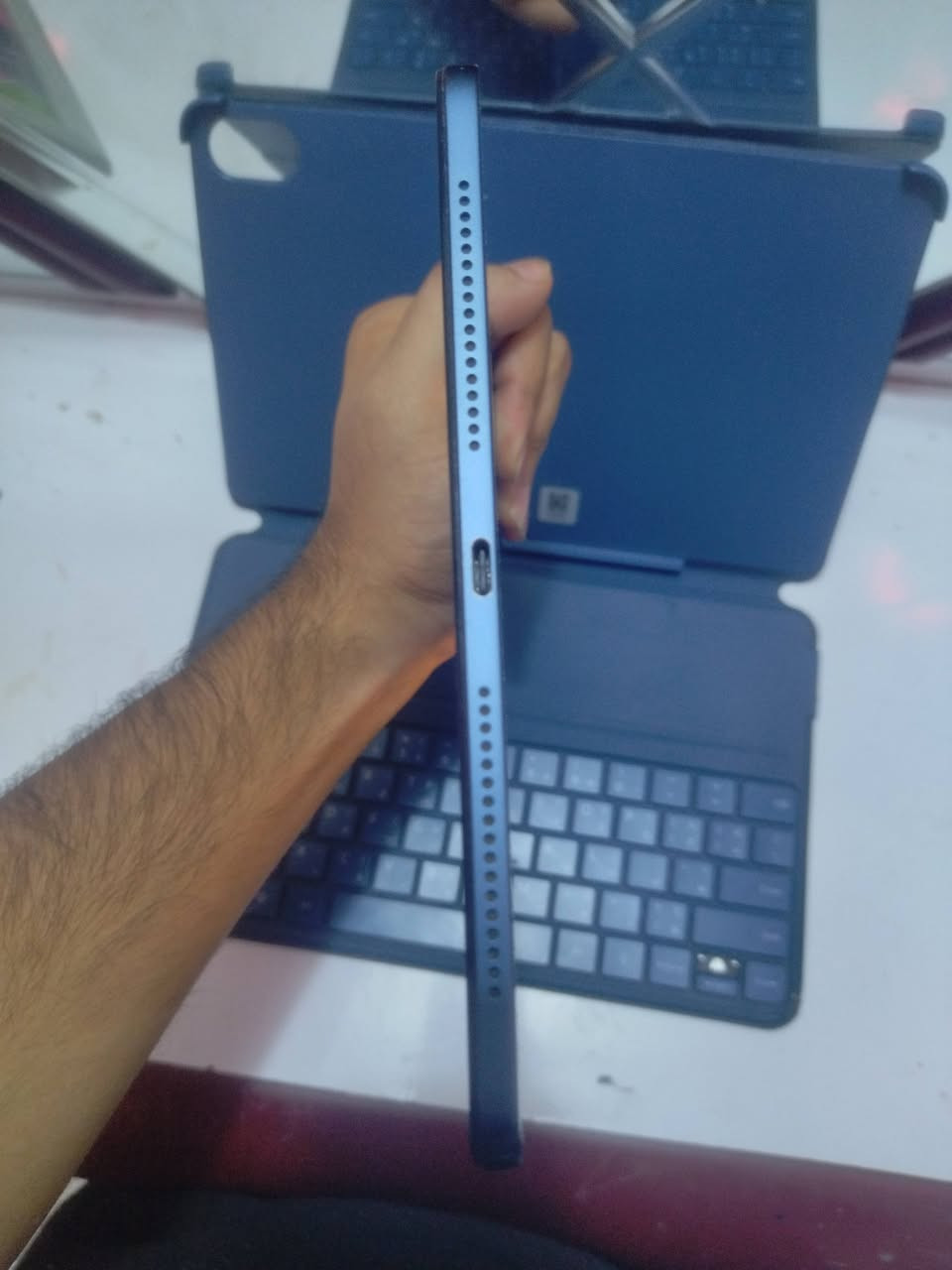 📱 للبيع HONOR Pad 8
✨ شاشة كبيرة 12 إنچ بدقة 2000×1200
⚙️ معالج Snapdragon 680
🧠 رام 6GB
💾 ذاكرة 128GB
🔊 8 سماعات ستيريو بصوت قوي وواضح 🔥
🔋 بطارية 7250mAh
⚡ شحن 22.5W
📸 خلفية 5MP + أمامية 5MP
🔌 USB Type-C
📶 Wi-Fi + Bluetooth
🤖 Android / Magic UI

الجهاز مناسب للدراسة، الأفلام، اليوتيوب، التصفح والاستخدام اليومي.

⚠️ ملاحظة: أكو شخط/شرخ خفيف بطرف الشاشة من الجهة اليمنى، مثل ما موضح بالصور. الجهاز شغال طبيعي 100%، ماكو أي مشكلة باللمس أو الشاشة، وما داخل تصليح أبداً.

📍 المكان: بغداد – الدورة
📞 للاستفسار واتساب فقط: ***********

💰 السعر: 250 ألف دينار .
