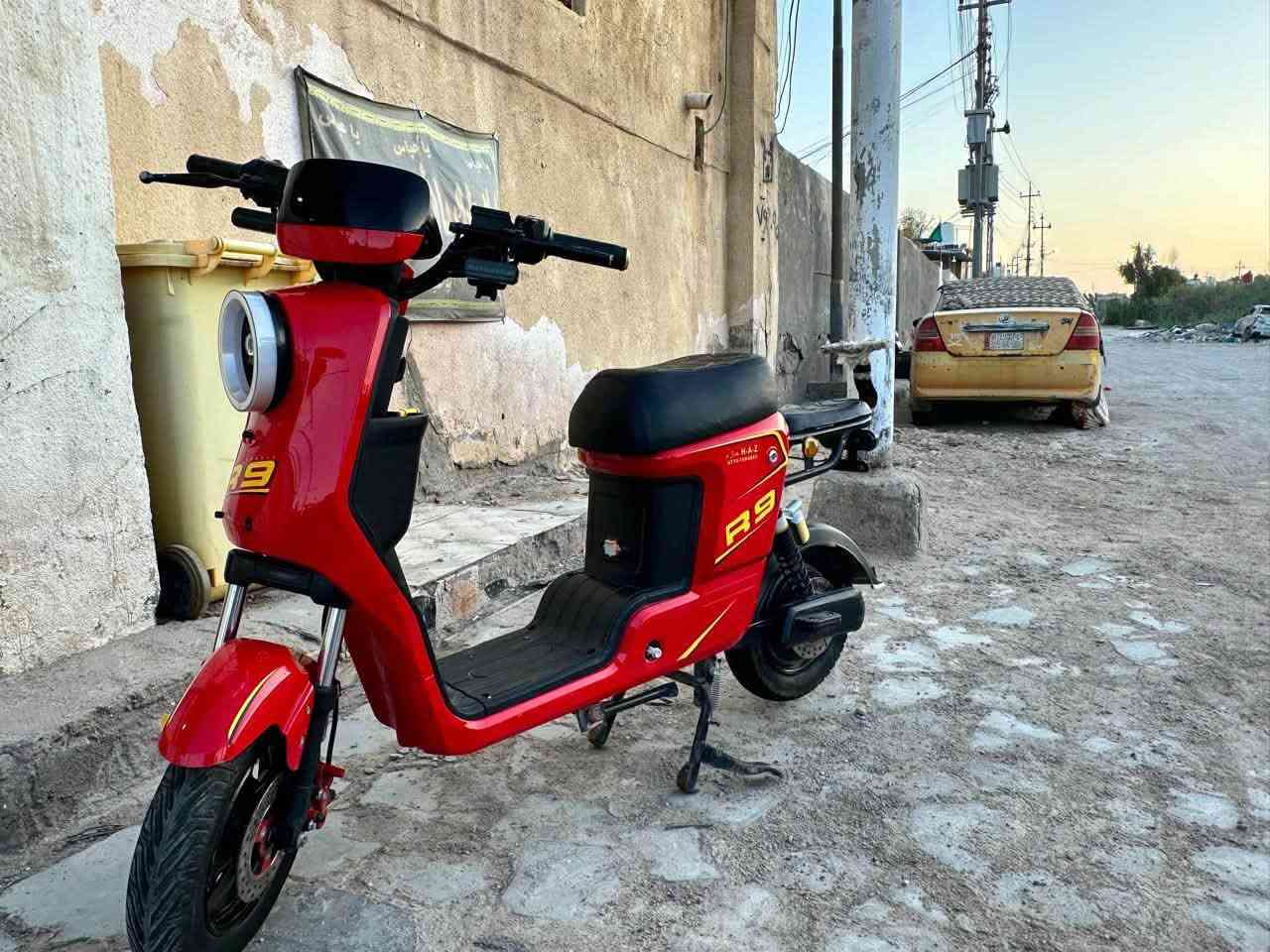 السلام عليكم دراجات R9 للبيع  بدون بطاريات مديل 2026 الحشداويه جاهزه نقصها بس بطاريات .والحمره يرادلها بس مدگر خلفي وبطاريات .الدراجات اثنيهن كهربائيات كامله شغاله التايرات الخلفيات جدد نظافه شوف العين السعر خاص العنوان بصره 5 ميل جمعيه إسكان الموانئ شارع الميثاق 
رقم : ***********
