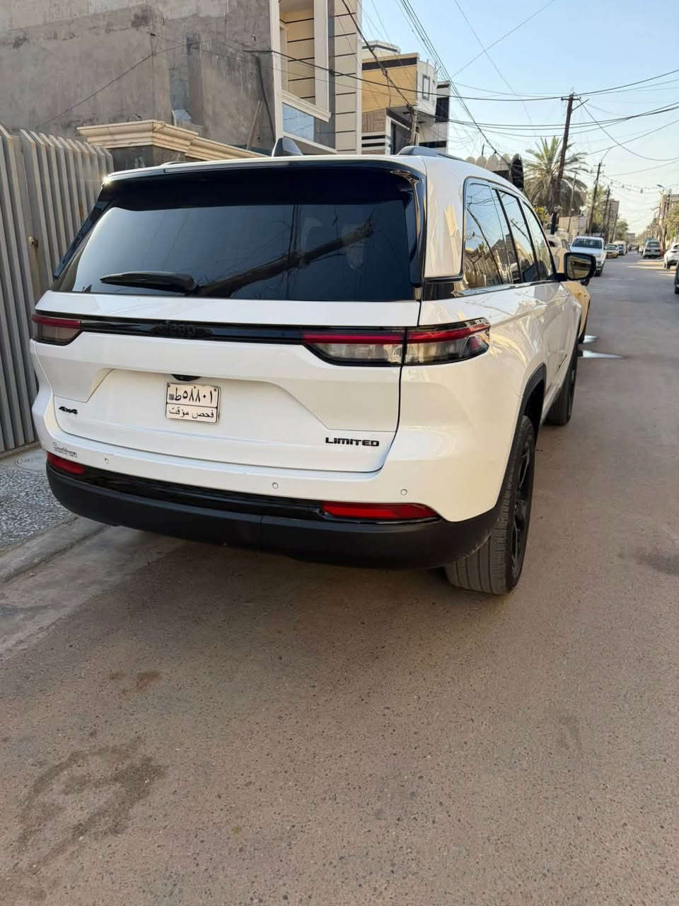 جيب موديل 23 لمتد بدون فتحة مواصفاتها معروفة خمسة راكب 
حادثها بابتين جهة السائق مبدلات بلادي ابيض 
بدون تكمة بدون اير باكات ماشية 43000km
فحص موقت بغداد يعني تترقم بغداد فقط السيارة جاهزة اي نقص مابيها مكان السيارة بغداد
***********
