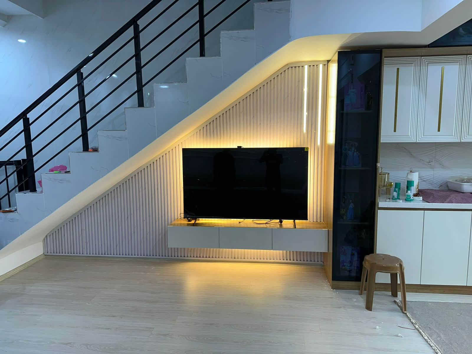 مستعدون لتركيب بديل الخشب والرخام لل (مطبخ /حمامات /صالات /غرف النوم / بديل الخشب الخارجي /بديل الحجر )باحدث الديكورات وأسعار مناسبه  ***********📞وتساب

نص مكتوب في الصور:
- اللون الملكي