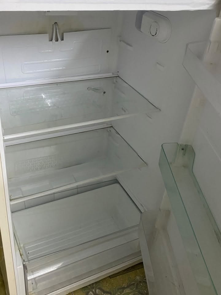 سلام عليكم ثلاجه حجم كبير ٢ باب بسعر مناسب نضيفه جدا ‭***********‬
