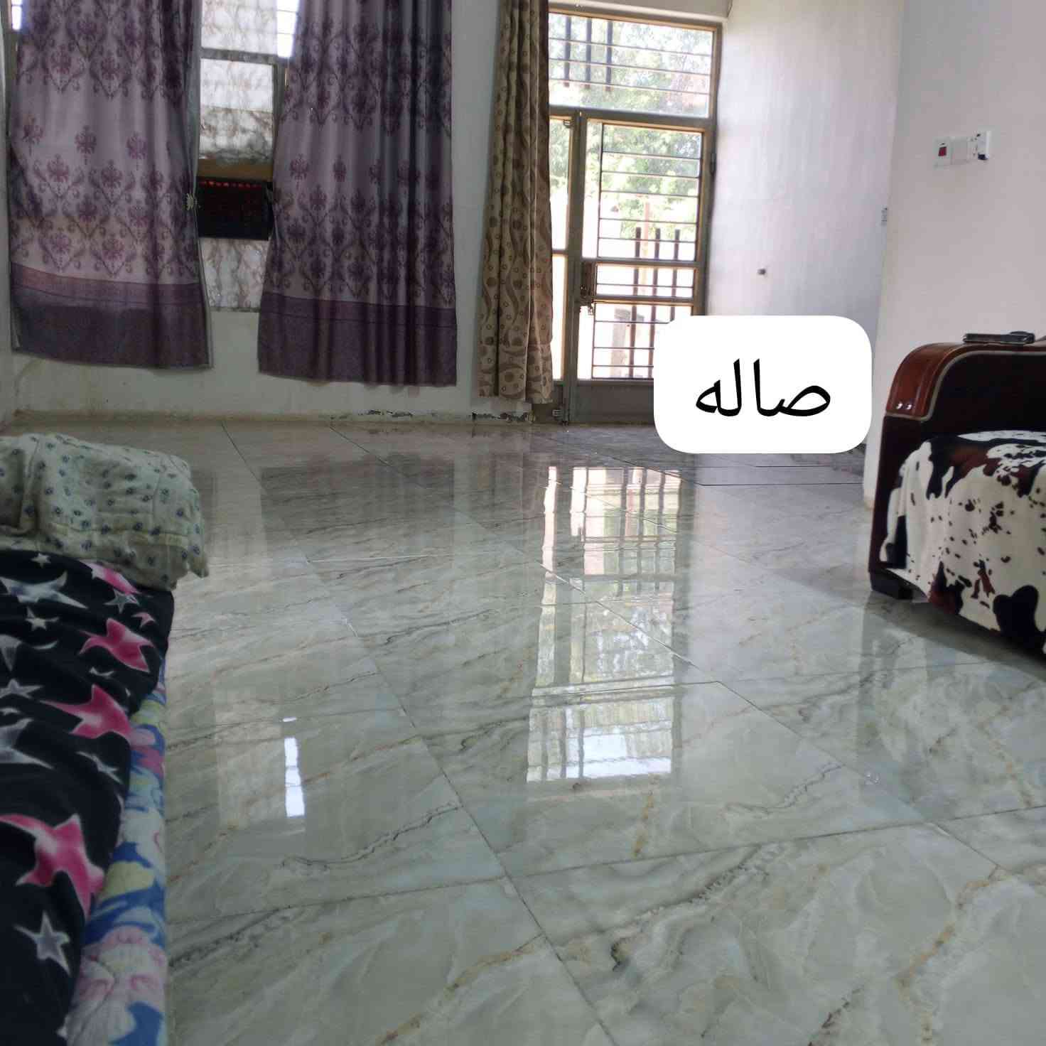 سلام عليكم بيت تجاوز للبيع مساحة 240متر زعفرانيه شارع معهد خدمات كامله مي كهرباء مجاري تبليط موقعه ممتاز بنص بيوت طابو يحتوي على غرفتين نوم وصاله ومطبخ وصحيات وطرمه وحديقة 100متر الاستفسار اتصل واتساب ***********
