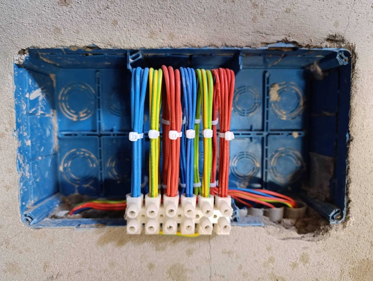هل تبحث عن شبكة كهربائية آمنة ومنظمة تدوم لسنوات دون مشاكل؟ 🤔💡
العمل العشوائي في الكهرباء قد يكلفك الكثير، لذلك نحن هنا لنقدم لك التميز في الأداء والاحترافية في التنفيذ! ✨👷‍♂️

🔥 ماذا نقدم لكم؟

📌 تركيب وتجميع لوحات التوزيع الكهربائية (Tableaux Électriques) بأعلى معايير الأمان والدقة العالية.

📌 تنظيم وترتيب الأسلاك (Câblage) داخل علب التفرع بشكل يسهل الصيانة المستقبلية ويمنع أي التماس.

📌 توزيع الدوائر الكهربائية بطريقة احترافية.

📌 تركيب القواطع الكهربائية والحمايات.

📌 ترقيم وتعريف الدوائر لتسهيل الصيانة.

📌 احترام معايير السلامة وجودة التنفيذ.

📌 تأسيس كهربائي متكامل للمنازل، والمباني، والمحلات التجارية بلمسات عصرية حديثة.

💎 لماذا تختارون خدماتنا؟

✨ إتقان تام: نهتم بأصغر التفاصيل لضمان سلامة عائلتك ومنزلك.

📐 جمالية وتنظيم: صور أعمالنا تتحدث عن مدى ترتيب ونظافة ورشاتنا!

⚡ كهرباء المباني • الإنارة • الصيانة الكهربائية • اللوحات الكهربائية.

📞 للمزيد من المعلومات أو لطلب خدماتنا، لا تترددوا في الاتصال بنا:
📱 الهاتف / واتساب: ***********
