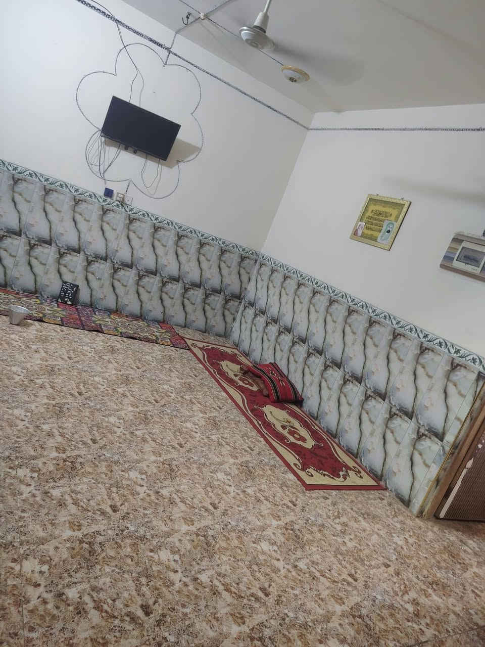 بيت للبيع مساحه ١٢٥ بي غرفه صاله مطبخ استقبال كراج سياره صحيات خارجيه. لبيت نضيف وسعر مناسب  كلش الموقع سايدين شافعيه  الاستفسار ***********
