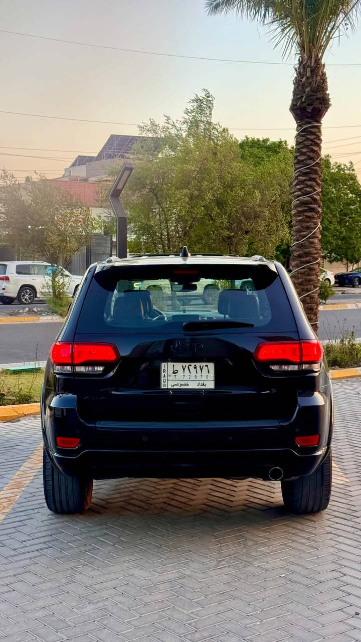 سلام عليكم  جيب شيروكي بلاك توب
الموديل 2019
بيع او مراوس حسب القناعه 
وارد امريكي حادثها قطعتين تبديل باقي سيارة كفالة من البارد
رقم بغداد بأسمي تحويل ثاني يوم
كشنات جلد وشاموا
تدفئه ستيرن وكشنات 
حساسات خلفية
كاميرا خلفيه
توقف تلقائي
شاشة كبيره
فتحه سلايت
كراسي كهربائية
تدفئه مرايات جانبيه 
اوتو بارك
ويل عشرين بلادي
3انظمه قيادة نورمل سبورت ايكو 
مكينة v6
گير 8 نمر 
تبريد قطعتين 
صندوق كهرباء وباقي المواصفات المعروفه 
 .. حادثها مرفق مع الصور 
السيارة نظيفة جدًا وحادثها بأمريكا موضح بالصور
السعر 210 وبيها مجال مكاني بغداد حي الجهاد
 اي استفسار الاتصال على ***********
