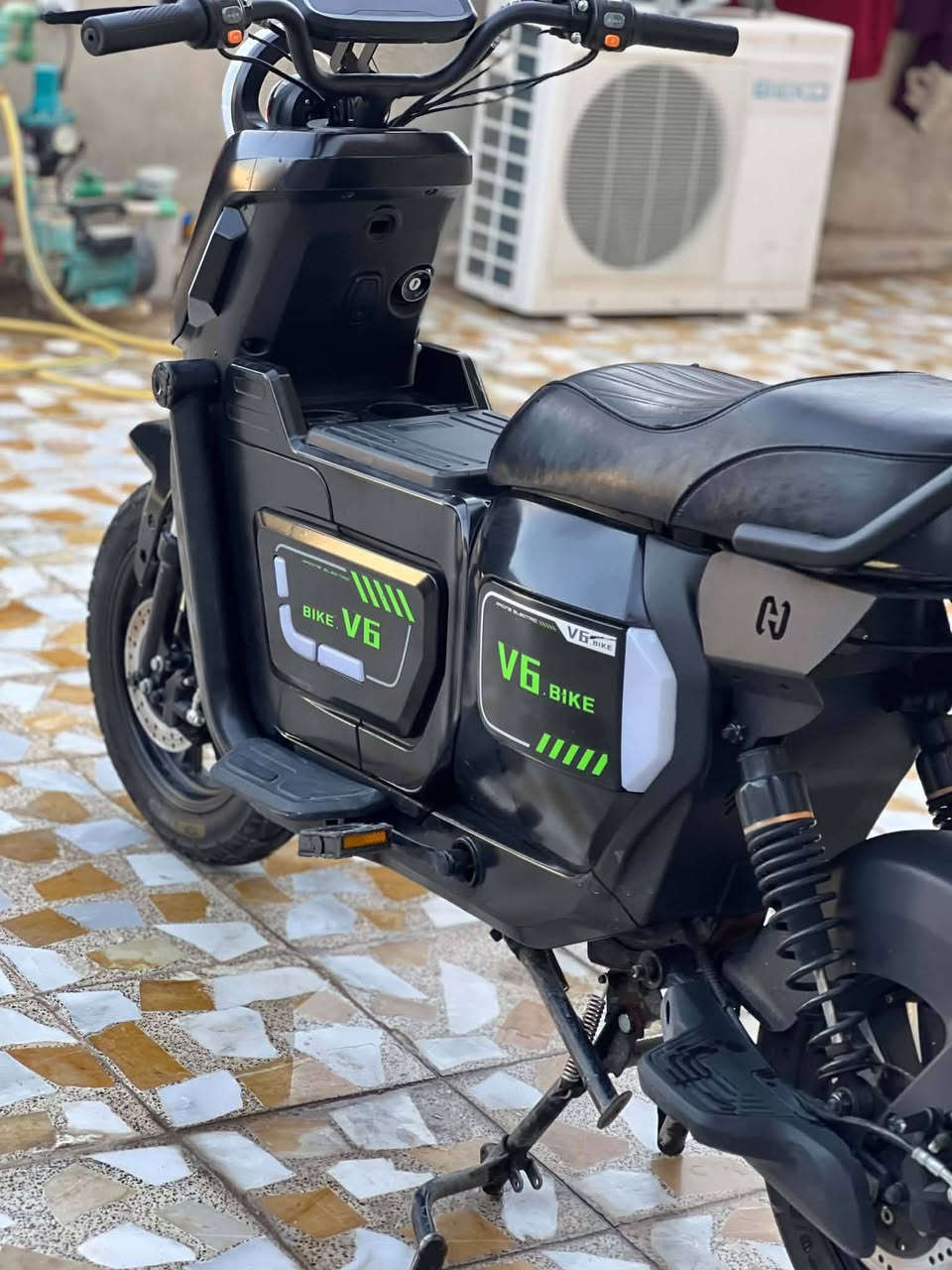 لبيع.  دراجه V6  سعر 360 الف
5 باتريات دبل شرط الفحص   
قوه الباتري 22 امبير 
المسافه الي يقطعها من 30 اله 35 كليو 
مموصفات 
ملف 1500 حقيقي 
3 نمر.  
صندوك كبير بل نص  شاحنه رقميه 
شاشه تعرض لاعطال 
ملف عقل بلادي 
لايتات اشيار كلو شغال  
سعر 360 الف 
 مكاني موصل مزارع زيونه واتواجد اوقات بل دواسه 
*********** 
اخون السعر بي مجال حيل بسيط
