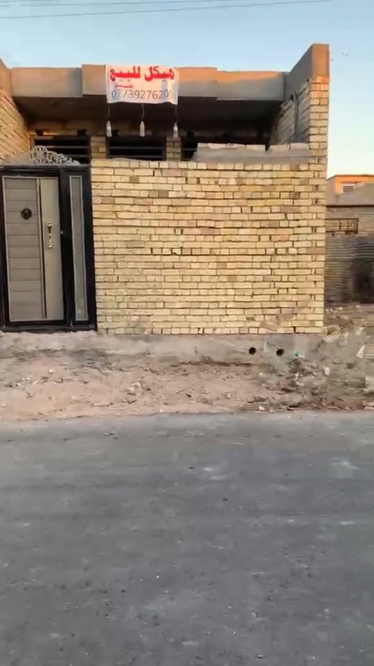 السلام عليكم هيكل للبيع خضراء الدسيم ثاني فرع عن الشارع العام خدمات كامله تبليط بناء درجه اولى مساحة البيت 90 متر ***********
