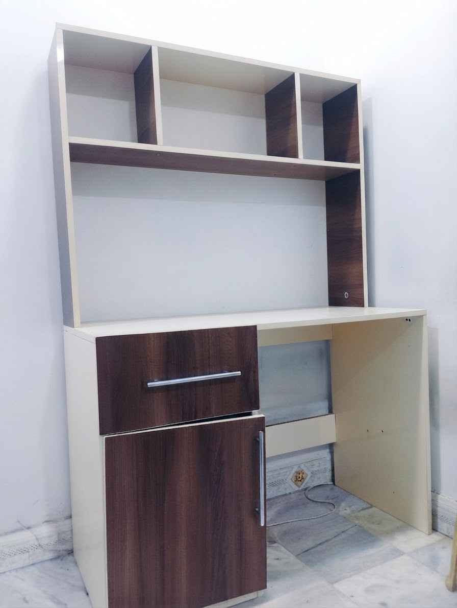للبيع: غرفة نوم مودرن، بحالة ممتازة 
غرفة  تجمع بين اللون البيج الهادئ والخشب الداكن، وتصميمها كلش عملي ومفيد للغرف اللي مساحتها صغيرة و متوسطه.

للتواصل واتساب او ماسنجر 
***********

التفاصيل والمشتملات:

 (الكنتور): واسع، بيه بابين كبار ورف تعليق للملابس، بالإضافة إلى درجين بالسفل للترتيب.
المكتب / وحدة التخزين: بيها طاولة عملية وتدلل بـ أرفف علوية وخزائن تنفع للكتب أو الديكورات.
السعر: 550 ألف دينار عراقي. وبيهه مجال البصرة, العراق
