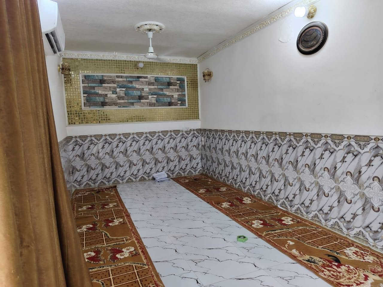 بيت في حي الزهراء للبيع
مع سبالت ثلاث بحالة جيدة
ومعرض مطبخ
المساحة ٢٠٠ م
 قريب على الشارع الصب 
غرقتين استقبال صالة 
يحتوي على كراج يسع لسيارتين
 مع محل داخل البيت يعمل حالياً  تأسيسات كهربائبة وانشائية
كافة الخدمات ماء كهرباء شارع سبيس
مجاري صب
للأستفسار : ***********
