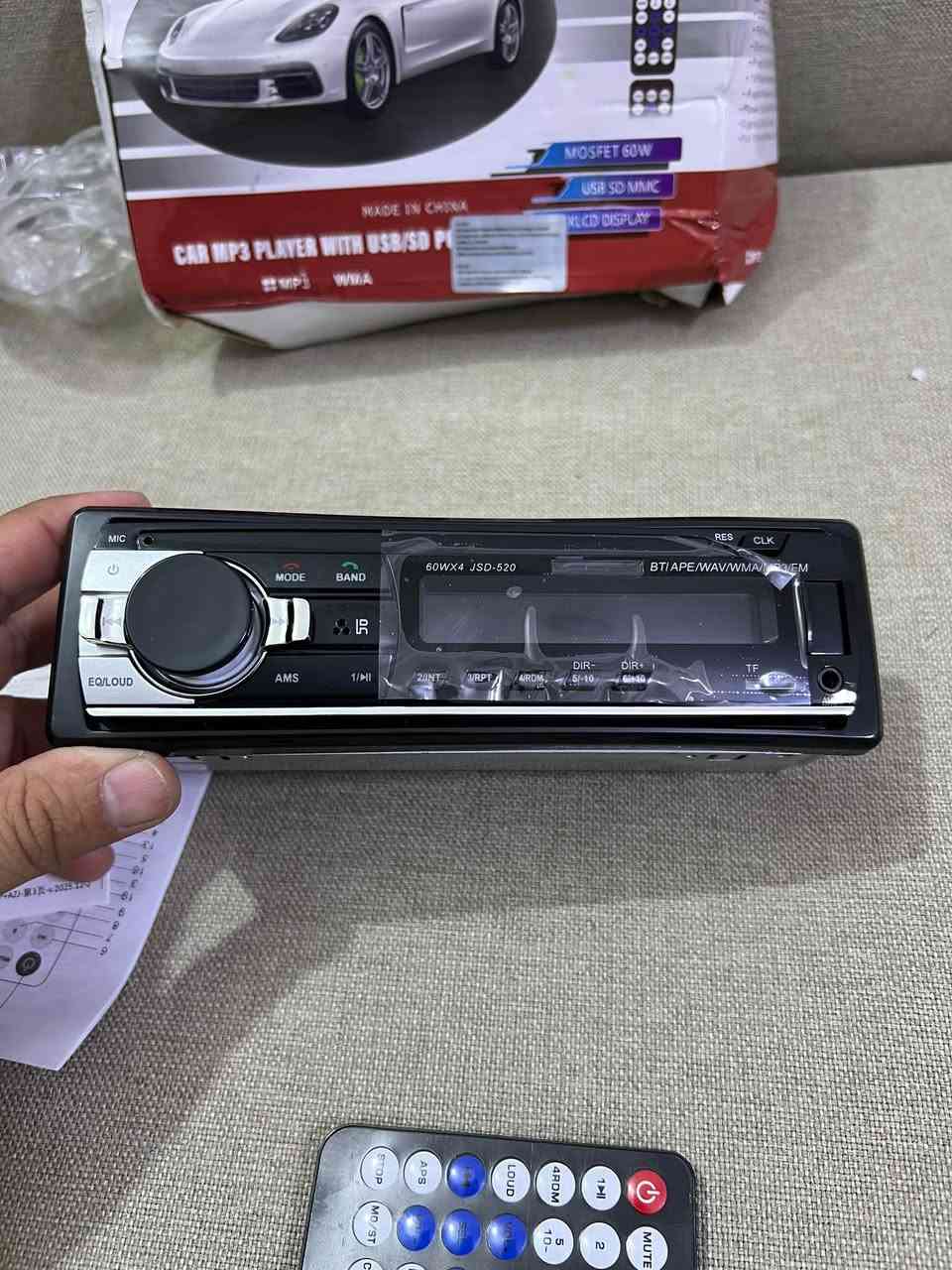 20 اول تم مع التوصيل

نص مكتوب في الصور:
- LCD Display USB FM Radio Bluetooth Remote Control
- LCD Display
- USB
- FM Radio
- Bluetooth
- Remote Control
