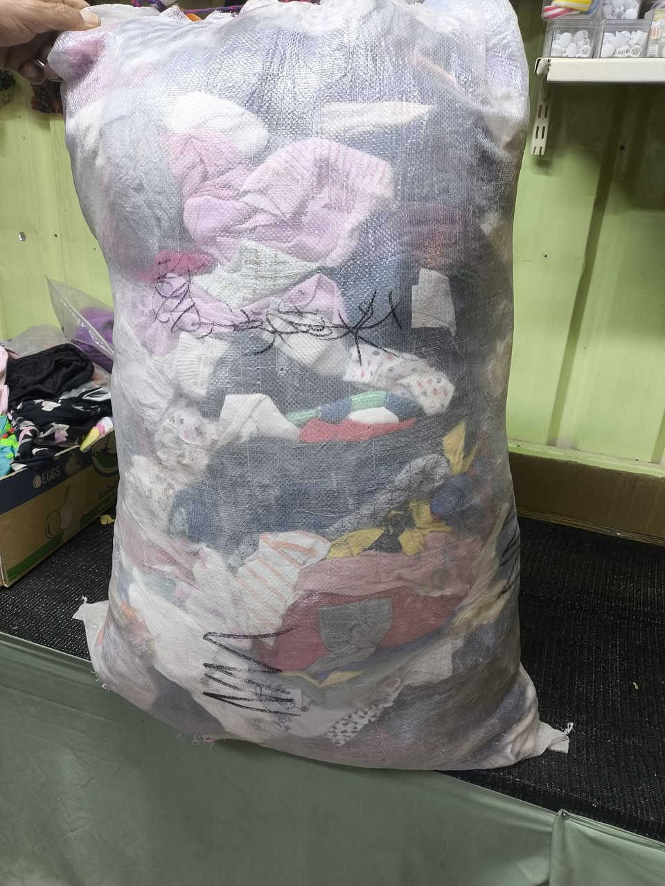 باله اطفال شتوي وصيفي كلش نضيف وقطع حلوة من حديث الولادة لحد ٨ و٩ سنوات  اكثر من ٢٥٠ قطعه سعره ٦٥الف قفل توصيل ١٠ لان شليف جبير الي تفيدة يجي خاص وعندي نسائي هم
