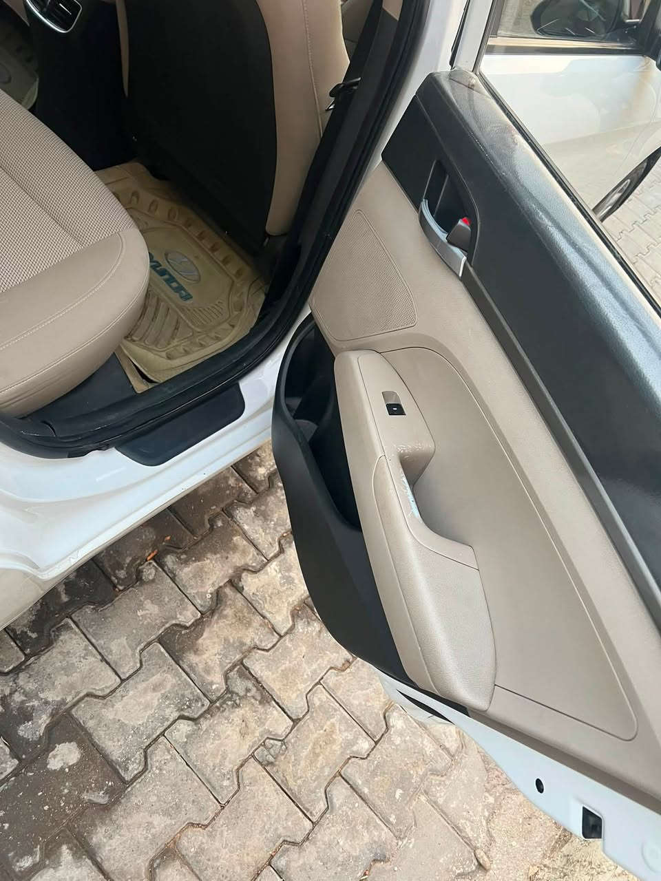 النترا 2017 خليجي
اللون أبيض
محرك 2000 دوش
تبريد امامي خلفي
منظومة تبريد محورة جديدة أوتوماتيك 
أشاير بالمري
تحكم استيرن جهتين
شاشة
كامرة خلفية دوارة
أربعة دسك 
امامي خلفي تخم جديد 
تخم تاير جديد
دوشمة كشنات + سفاري ارضية
رقم أربيل إنكليزي
بإسم شركة 
تريد تحويل تريد وكالة
السيارة بيه قطعتين تبديل شركة
باب السائق والجاملغ الأمامي 
مع ملاحظات بسيطة
السيارة ماشية 207 ألف
مكان السيارة نجف / كوفة
السعر 135 وبيه مجال 
للتواصل ***********
