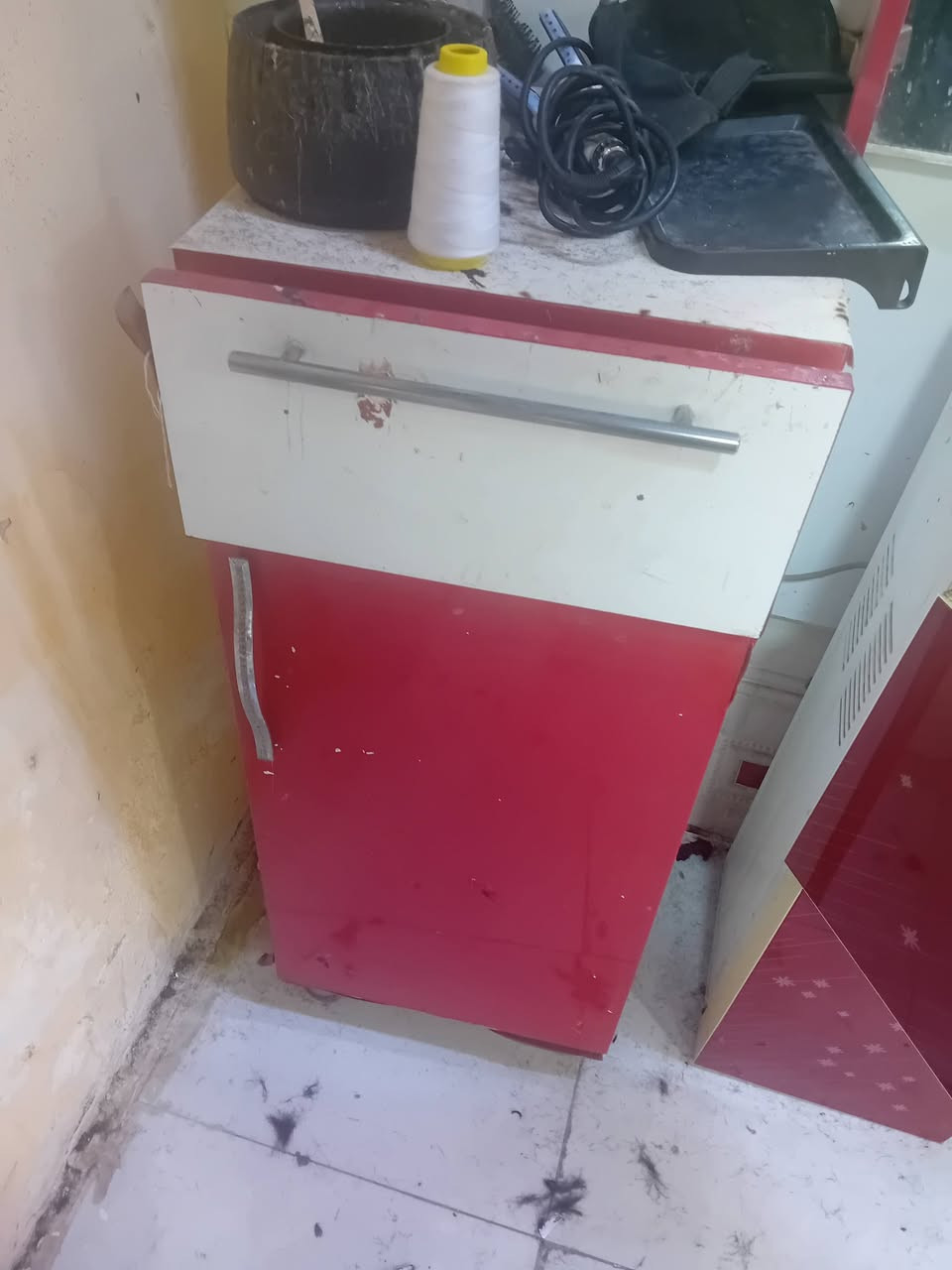 ديكور وميز محل حلاقة متكامل بتصميم خشبي أمكونات الديكور الظاهرةالمرايا: مرايا جدارية كبيرة مثبتة .الأرفف والخزائن: رفوف علوية وجانبية مرتبة لوضع زجاجات العطور ومستحضرات العناية الشخصية.الطاولة السفلية: ميز أرضي يحتوي على خزائن بوجوه حمراء لتخزين الأدوات والمعدات.مستلزمات الحلاقة: لسعر 200وبي مجال رقم تلفوني ***********
