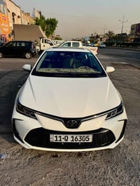 🚘كورولا هايبرد 2024 🔹 السيارة : نظيفة جداً وبأسمي تحويل مباشر 🔹 الممشى...