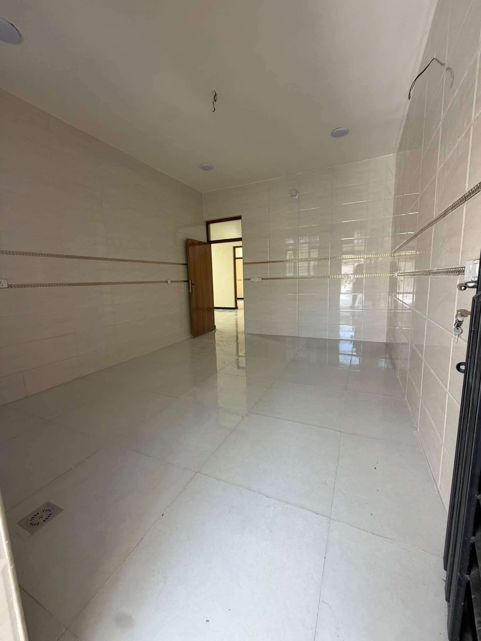 دار للبيع 🏠✨
فرصة مميزة لمن يبحث عن الاستقرار والراحة في موقع حيوي وخدمي.
📍 الموقع: المدائن - سلمان باك (شارع أباثير، مقابل عيادة الدكتور جاسم).
تفاصيل العقار:
مساحة 300متر 
 نوع العقار: دار سكنية (طابق واحد)
 التصميم:
 2غرف نوم 🛏️
 صالة واسعة 🛋️
 مطبخ متكامل 🍳
 استقبال 🚪
 الصحيات: متوفرة (داخلية وخارجية) 🚿
 المميزات والخدمات:
 يضم الدار حديقة كبيرة تمنح المكان إطلالة جميلة وإمكانية لجلسات خارجية. 🌳
 خدمات متكاملة بالكامل وجاهز للسكن.
للاستفسار ومعرفة السعر وبقية التفاصيل، يرجى الاتصال أو مراسلتنا على الرقم:
[***********] 📞
