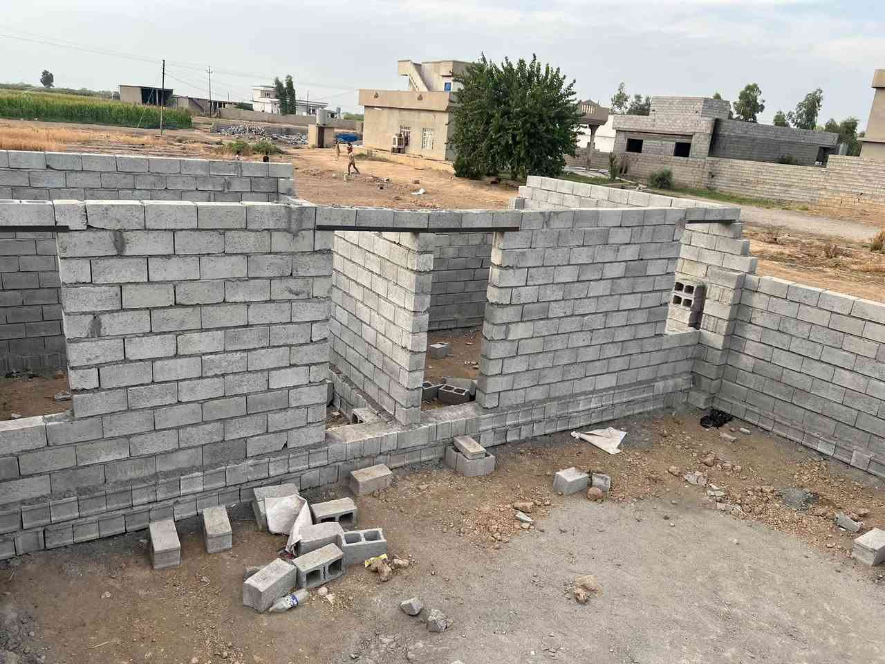 السلام عليكم
قطعة ارض للبيع المكان قرية الدبس 

مساحة 250 متر مسيجه وبيها غرفتين ما مصبوبات واصل ماء كهرباء 

الشراي يتصل ***********

السعر ٩ وبيها مجال
