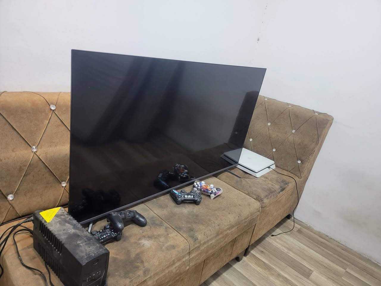 Ps4 slim
مع ٤ يدات 
يوبي اس
كلهن ب٢٧٠ 
واتساب ***********
