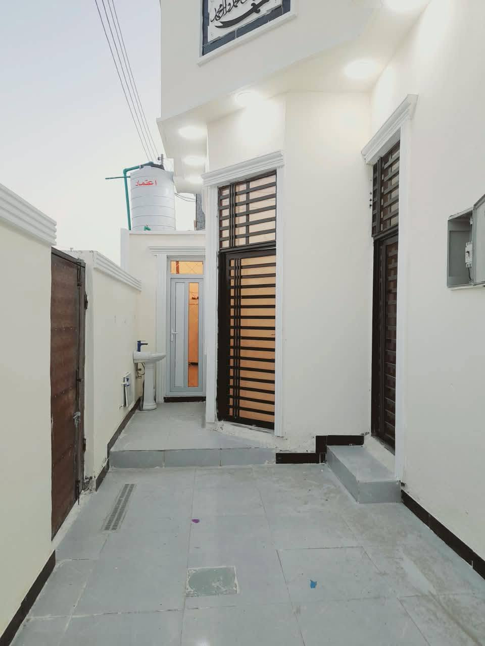🔥🏠 بيت بناء حديث للبيع – حمدان 🏠🔥

✨ بيت مرتب وبناء حديث بموقع مميز جداً
📍 البصرة – حمدان، قريب السايدين
🛣️ على شارع تبليط مباشر

📐 المساحة: 140م²

🏡 تفاصيل البيت:
🛏️ غرفتين
🛋️ صالة
👥 ديوان
🍳 مطبخ
🚿 صحيات داخلية وخارجية
🌿 طارمة

📜 طابو ملك صرف زراعي باسم عراقي
🤝 التكاتب مباشر ويا صاحب الطابو
💡 كافة الخدمات متوفرة

💰 السعر: 85 مليون
🔥 قابل للتفاوض

📞 للتواصل والمعاينة:
***********

⭐ موقع مميز + بناء حديث + شارع مباشر
🏠 فرصة حلوة للسكن وبسعر قابل للتفاوض
