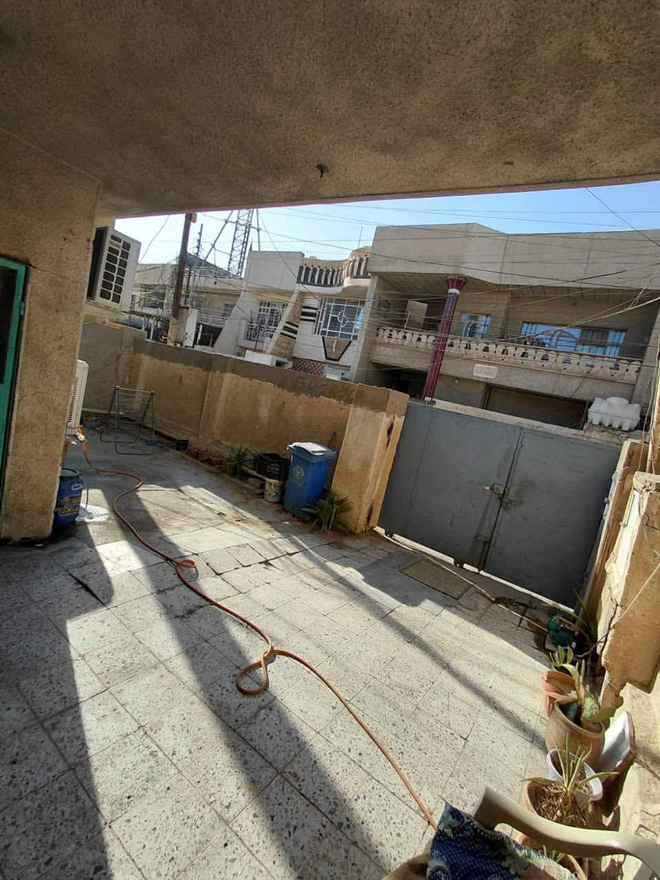 دار للبيع المساحه ١٤٤م الجبهه ٩ والنزال ١٦ مسلح الارضي كراج سياره وحديقه ومطبخ فرفوري ٤ في ٤ وغرفة نوم ٤ في ٤  واستقبال ٦ في ٤ وصحيات وترك خلف البيت ا متر والطابق الثاني ٢ نوم والسطح شتايكر السعر ٢٥٠ مليون وبيه مجال للتفاوض العنوان الامين الثانيه محله ٧٤٣ زقاق ٤٦ دار ٢٩ قرب مركز شرطة الامين
***********
