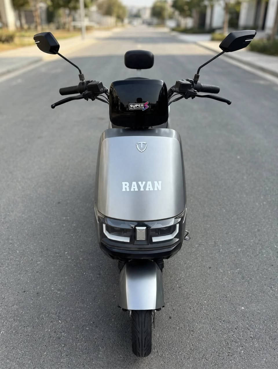 السلام عليكم
دراجه Rayan للبيع الشكل الجديد
مستخدم كلش قليل 
إدراجه فول قبل شهر من اشتريتها 
لدراجه 6 بطاريات كبار 
نضام 3سرع+ 65حقيقي
لشحنه لوحده تمشيك 65كيلو عدل
شاحنتها الاصليه مو تجاريه وياها
 إدراجه ما ناقصها شي شرط لفحص ع ضمان 
سعر700 مكان الدوره
***********
