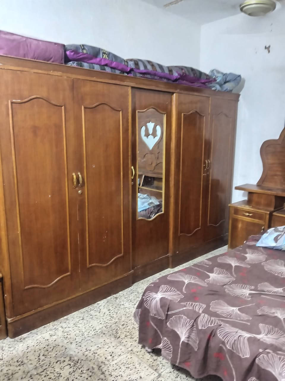 سلام غرفه اخشاب مستعمله للبيع سعر ٦٠٠ بيه مجال تزكام بس ميز المرايه عوزه تلميع او صبف ***********ميسان حي شهداء
