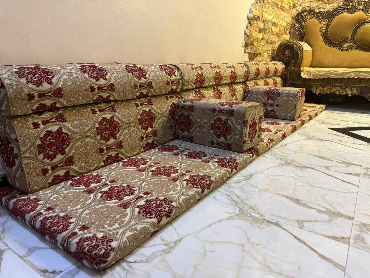 جلسه عربيه نظيفة جدا للبيع
دواشگ 7
ظهر 14
مساند 6
زاويه عدد2
معرض نظيف طابقين
السعر مناسب
العنوان ناصريه حي اريدو
*********** بي وات ساب
