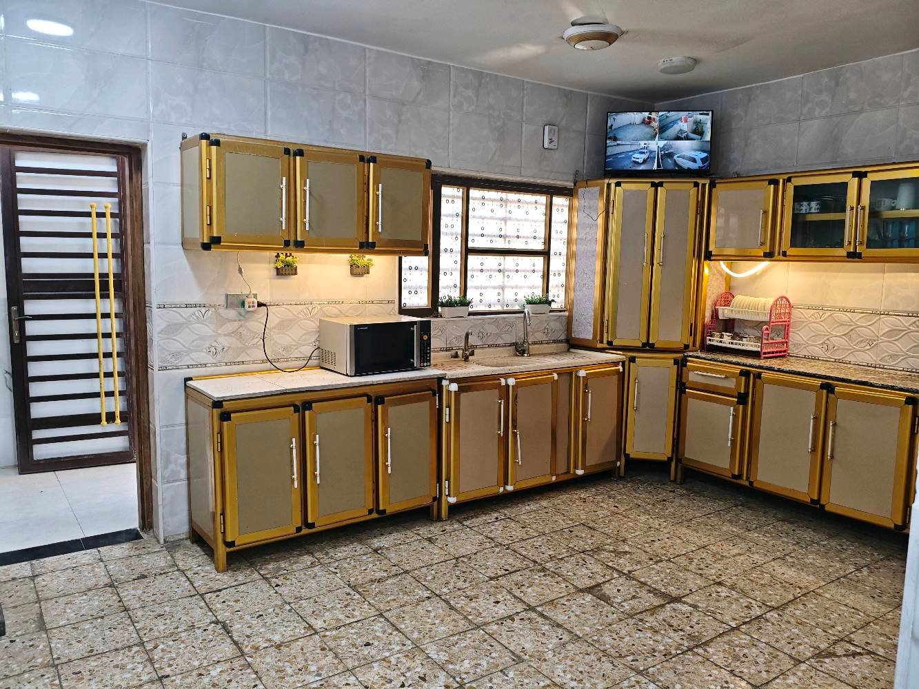 بيت للبيع في منطقه الاحرار السكنية يحتوي على 4  غرف منام وصاله ومطبخ وحمام 3وكراج وحديثه المساحه 200م الاتصال على الرقم ***********
البيت شكد طابق؟ وشنو توزيع الغرف والصالات بكل طابق؟: 
2
شنو وضع الطابو؟ ملك صرف لو سند/تخويل، وجاهز للبيع والتحويل لو لا؟: 
ملك صرف 
وين بالضبط موقع البيت بالأحرار؟ قريب من شنو معالم أو شوارع رئيسية حتى يسهل على المشتري يوصل؟: 
خلف المدينة الرياضية 
كم السعر المطلوب؟ وهل بيه مجال للمساومة لو السعر نهائي؟: 
240.000.000
البيت بيه أي ملاحظات أو يحتاج صيانة/تجديد حالياً لو جاهز للسكن مباشرة؟: 
نعم 