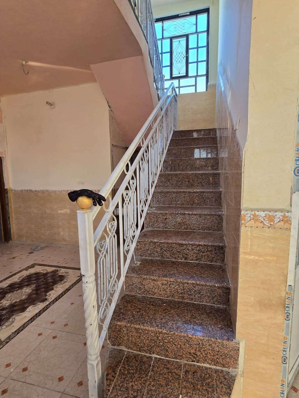 بيت ركن للبيع طابو ملك صرف مساحته ٢٠٠م الجبهة ٢٠م والنزال ١٠م في منطقه باب الدرب على بدايه شارع ٣٠ يتكون البيت من طابقين الطابق الارضي يحتوي مطبخ وغرفه استقبال وغرفه نوم وصاله وصحيات والطابق الثاني يكون معزول  بدرج خارجي يتكون من ٣ غرف ومطبخ وصحيات السعر ١٦٠ مليون وبيها مجال للاتصال على الرقم ***********
