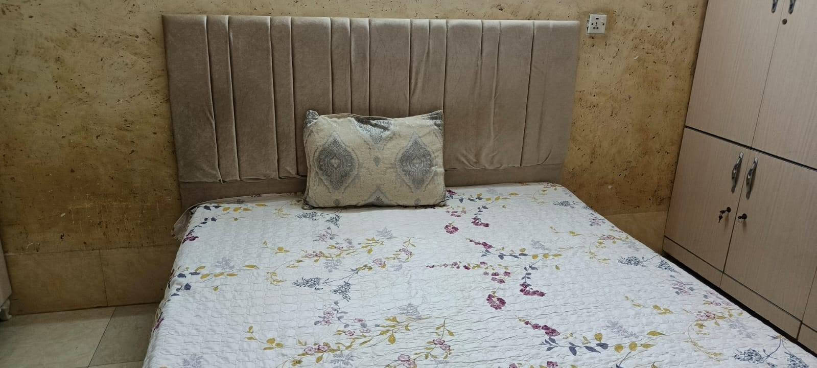 غرفه نوم سرير +ميز+٣كنتور
مع دوشك ٤٠٠ الف
ميز بلازما ٦٠ الف
شراي اتصل 
موجود واتساب 
***********
