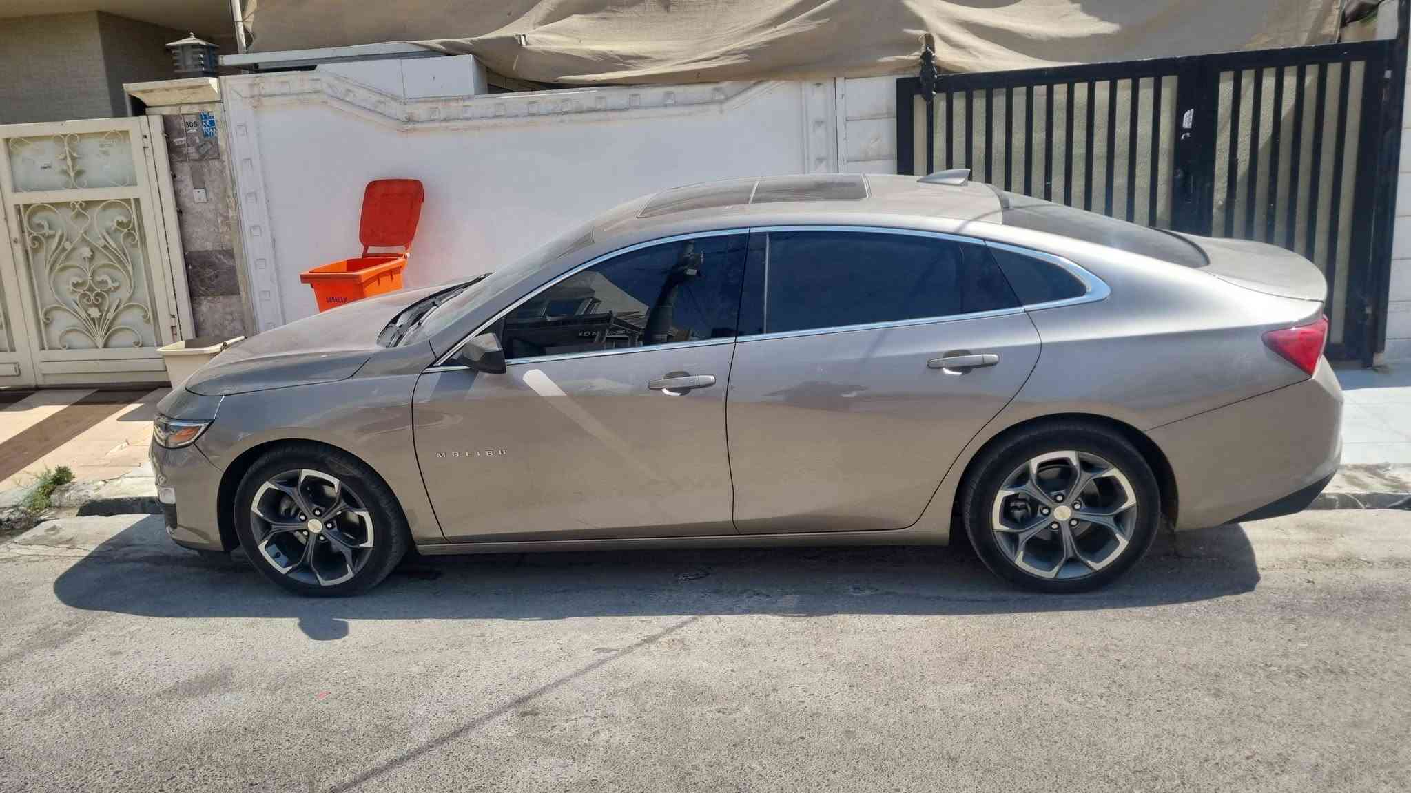 سلام عليكم للبيع ماليبو موديل ٢٠٢٤ مواصفات LT2 بانوراما ماشية ٥٤ميل بدون سبغ بدون دواخل فقط ٢ مكان رسعة  
مواصفات ويل كروم بانوراما،تبريد قطعتين،رادار ، كشن هيتر ،كهربايي و بعد هواي مواصفات 
رقم كاتي ٢ شهر باقي للرقم 
سعر ١٢٣
مكان اربيل حي فرمانبران 
***********

نص مكتوب في الصور:
- BIDCARS