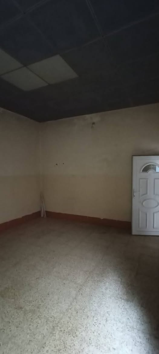 دار للايجار 🏠
حي البكر قرب ساحة العابد 
مساحة 💯 م 
غرفة نوم وهول واستقبال ومشتملات 
كاشي سيراميك سقوف ثانوية...
للاستفسار مراجعة مكتب المازن حي البكر شارع المنظمة قرب المركز 
او الاتصال على 📞☎️***********
