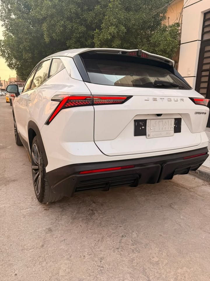 🚗 جيتور داشنك لكجري (Jetour Dashing Luxury) - أبيض صدفي (للبيع )
سيارة جيتور داشنك فئة لكجري (أعلى مواصفات)، باللون الأبيض الصدفي المميز، ماشية 73 ألف كيلومتر فقط. السيارة بشرط الفحص ومكفولة بالكامل من الناحية الميكانيكية والكهربائية (كير، محرك، كهربائيات)، بدون أي نقص أو عطل وجاهزة للاستخدام فوراً.
أبرز المواصفات:
 * محرك توربو قوي واقتصادي مع ناقل حركة أوتوماتيكي سلس.
 * سقف بانوراما عريض.
 * كاميرات رؤية محيطية 360 درجة مع حساسات ركن.
 * شاشة عرض مركزية عملاقة تعمل باللمس مع لوحة عدادات رقمية.
 * مقاعد جلد فاخرة بتحكم كهربائي.
 * مقابض أبواب مخفية تفتح تلقائياً وإضاءة LED بالكامل.
 * نظام دخول وتشغيل ذكي (بصمة).
 * إضاءة داخلية محيطية (Ambient Light).
 * أنظمة أمان وتوازن حديثة مع تثبيت سرعة وأنظمة قيادة متعددة.
💰 السعر: 25,500,000دينار عراقيي .
📍الموقع بغداد الاعلام تحويل ثاني يوم
📞 للتواصل والاستفسار: ***********
