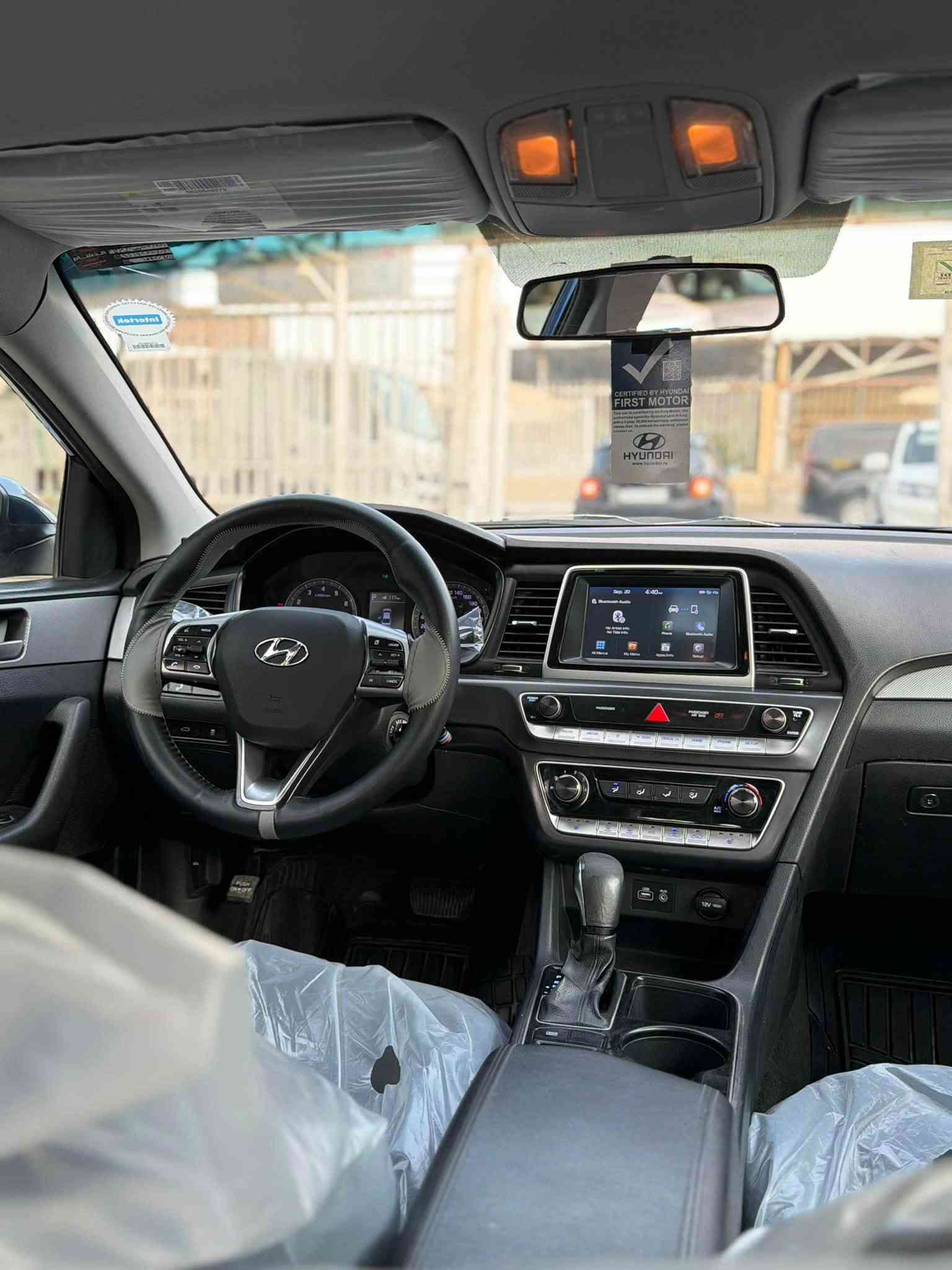 السلام عليكم للبيع هونداي سوناتا وارد كندي حادثها سطحي بنيد فقط بدون دواخل لباقي كفالة عامة مكينة وكير مكفولات وبيها منضومة غاز يعني انسة الصرف والدوانز  حدادية وتبريد وتخم تاير شاشة وكامرة حساسات خلفية رادار جانبي مري كهرباء ماشية 80 الف كيلو رقم بغداد دولي سيارة جاهزة وجديدة على وضع الشركة العنوان البصرة الامن الداخلي السعر 127 وبيها مجال للاستفسار الأتصال ***********/***********
