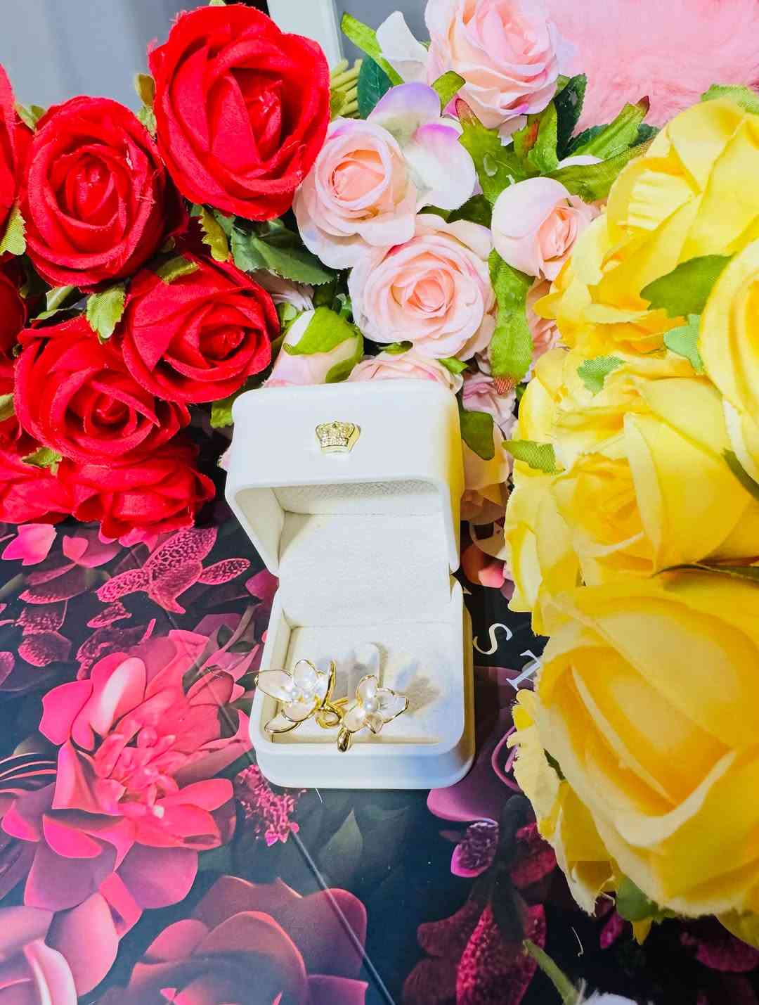 #ثري ستور #اكسسوارات احلى شي بلدنيا 🤭🤍

نص مكتوب في الصور:
- ايه اكتر حاجه بتخليكي مبسوطه ؟ اشتري اكسيسوري جديده