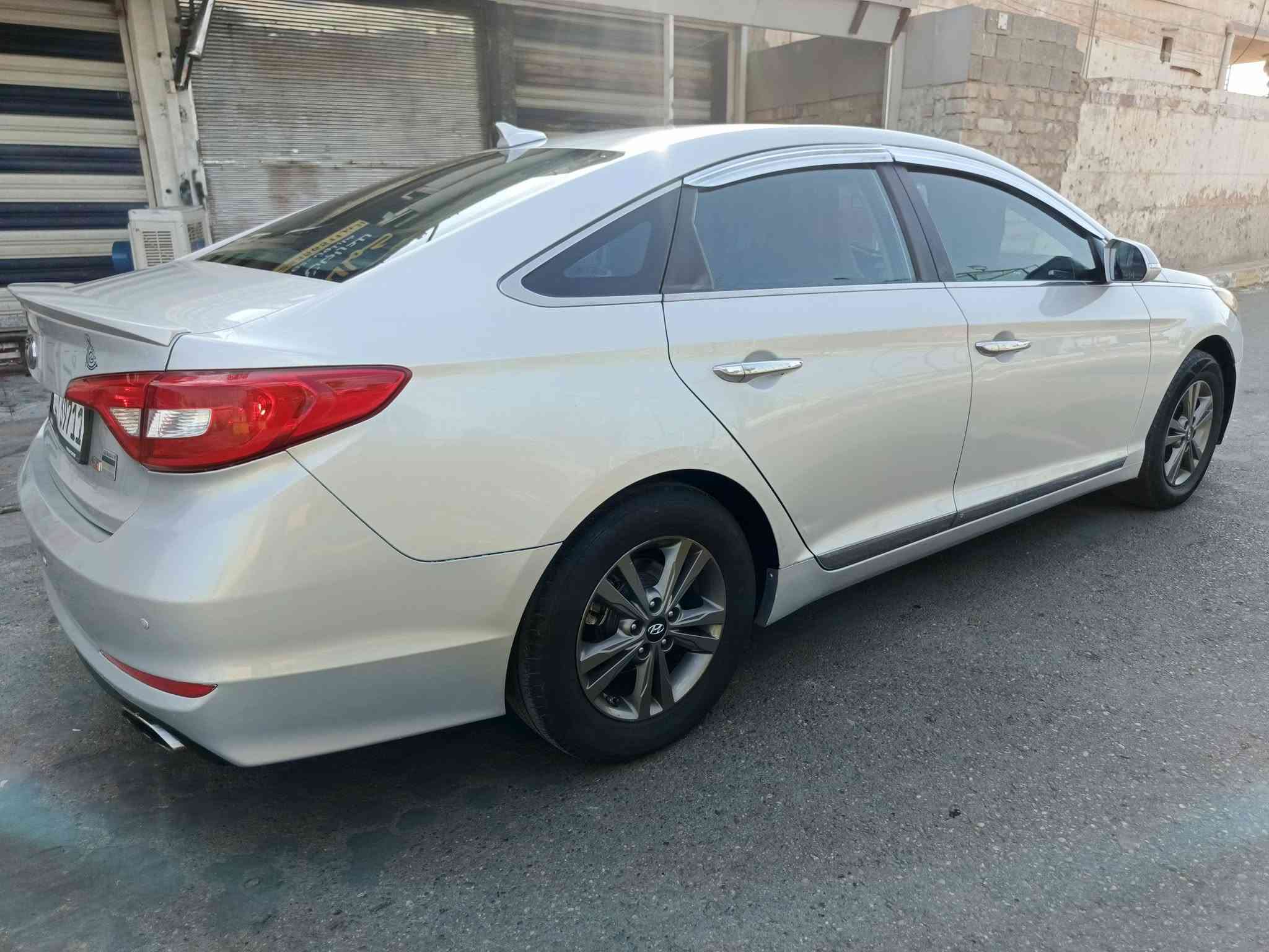 سوناته امريكي كلين 
فقط صبغ قطعتين
 ارقام بغداد باسمي
 محرك معلايه كازكيت كير حداديه كشر مكفول 
لايت زنون هورن بوش 
مابيها كل نقص مال جناي جاهزه كبل لشارع 
مكاني رمادي التاميم 
السعر ١١٥ ورقه وبيها مجال بسيط 
الاستفسار ***********

نص مكتوب في الصور:
- اثير *********** - شهاب 821299188