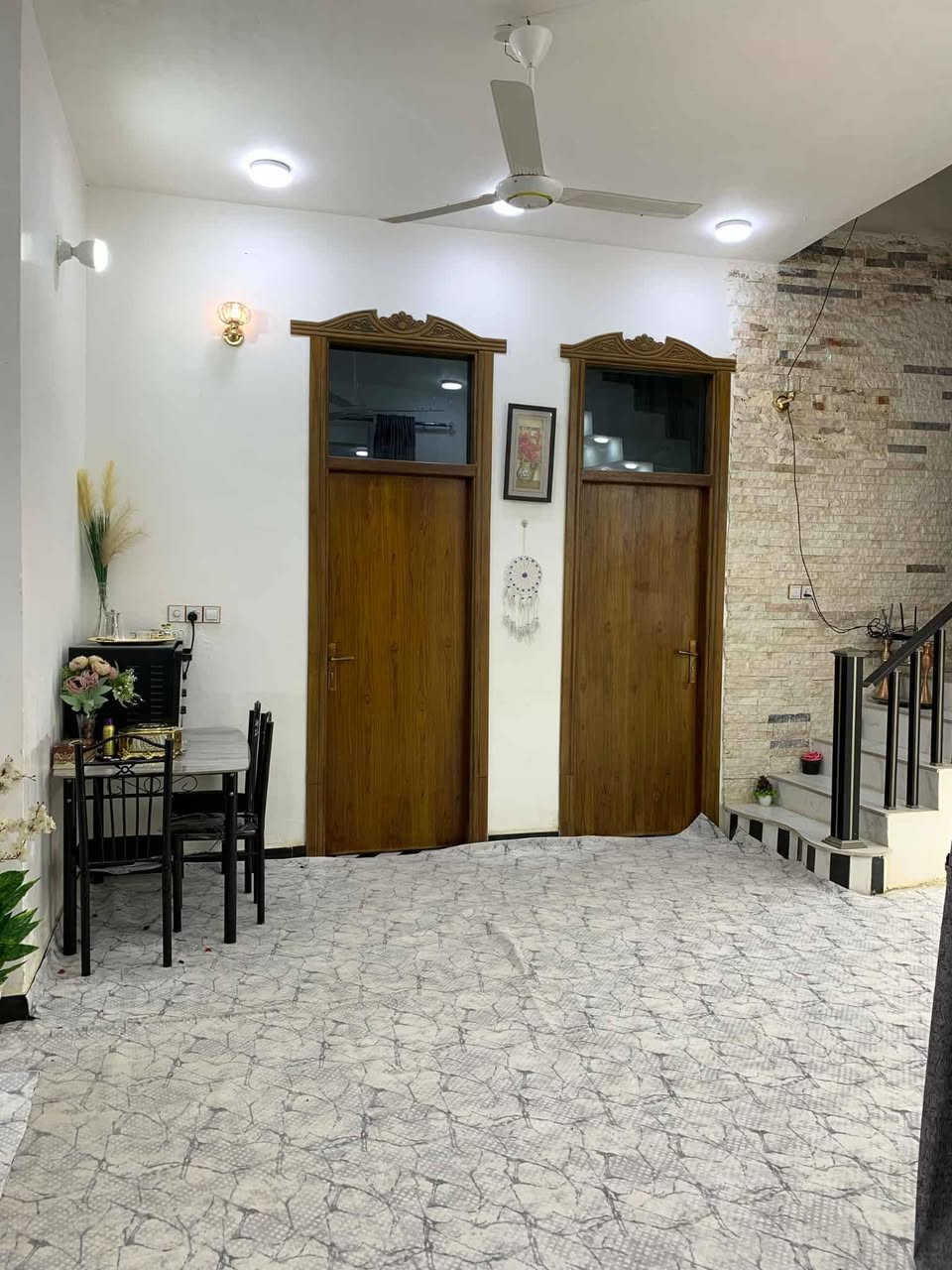 🏡 دار سكنية للبيع في الديوانية
​📍 الموقع: قضاء السنية - حي الحسين
📐 المساحة: 300م²
🧱 نوع البناء: طابقين (حديث - درجة أولى)
​🏠 التوزيع المعماري:
​الأرضي: غرفتين نوم 🛏️ | صالة 🛋️ | مطبخ 🍳 | استقبال 🚪 | صحيات 🚿 | طارمة وحديـقة 🌳.
​الأول: مشتملين منفصلين (كل مشتمل: غـرفة، صالة، مطبخ، صـحيات).
​💵 التفاصيل المالية:
​صندوق الإسكان: مطلوب 50 مليون.
​السعر (باليد): علق بـ "تم" أو اضغط لايك وتصلك التفاصيل.
​📞 للتواصل:
​***********
​***********
​🏢 مكتب دبي للعقار والمقاولات العامة
📍 الديوانية - سايدين الجمهوري - مقابل مدرسة القدس للبنات.
