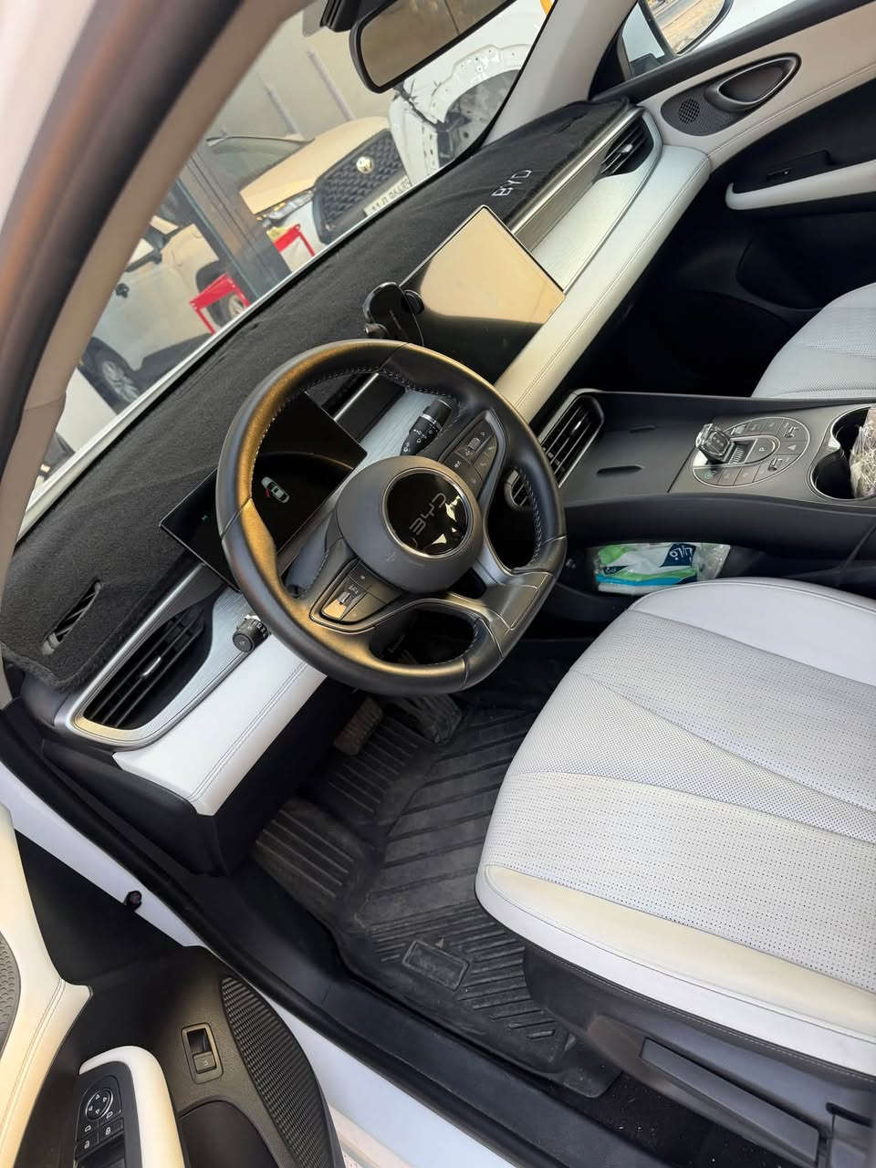 السلام عليكم BYD سيل 5 ماشيه 15700  
كفاله من التعديل وصبغ السياره بسمي تحويل ثاني يوم
رقم حلو بغداد 
السعر  21650 
مع شاحنه بدون ايرث وشاحنه اصليه
مكاني السياره 
بغداد السيديه قرب الجسر الجادريه
اي استفسار على الرقم التالي 
***********
