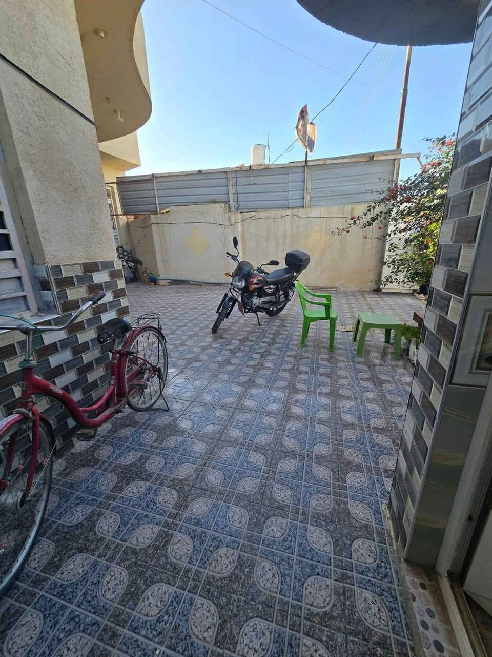 🏡 بيت للبيع – فرصة مميزة

📍 الموقع: خنيطلة – خلف بيوت سيد مصطفى.
✅ تبليط إلى باب البيت.
✅ منطقة هادئة ومخدومة بالكامل.
✅ تتوفر جميع الخدمات: ماء، مجاري، كهرباء.

📐 المساحة: 250 م² (واقع الحال أكثر).
🏗️ نوع البناء: طابوق وسقف كونكريت، شغل درجة أولى وتحت إشراف هندسي.

تفاصيل البيت:
🔹 استقبال.
🔹 صالة استقبال.
🔹 صالة داخلية.
🔹 غرفتا نوم.
🔹 مطبخ حار/بارد.
🔹 صحيات داخلية وخارجية.

✨ بيت مرتب وجاهز للسكن، في موقع مميز وبيئة هادئة.

📞 للاستفسار والمعاينة، تواصلوا معنا عبر الخاص أو واتساب. *********** ذي قار سوق الشيوخ خنيطله شارع الكراج 

#مكتب_الضامن_للعقار #ذي_قار #سوق_الشيوخ #خنيطلة #بيت_للبيع #عقارات #بيع_وشراء_العقارات #استثمار #عقار_العراق
