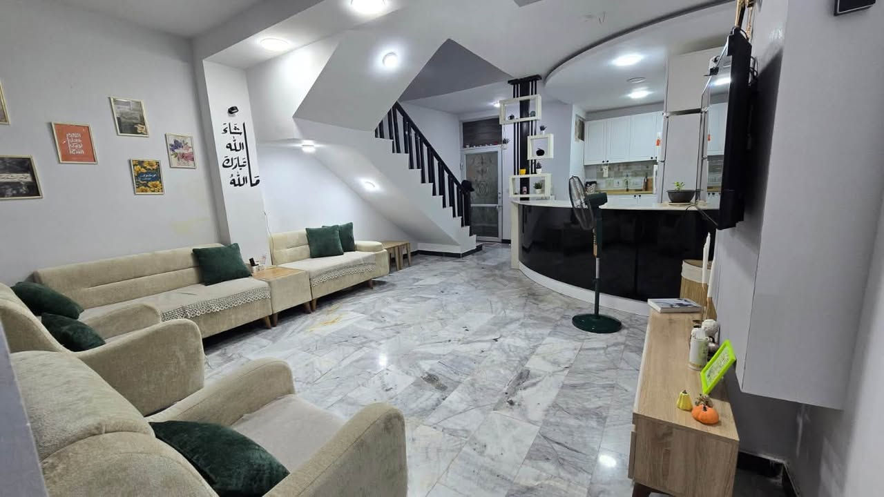 السلام عليكم بيت للبيع او مراوس بقطعه 🏠 مساحه 100متر طابقين حي امن الداخلي مطلوب اسكان ٤٧مليون السعر للبيع ١٠٠مليون مع الاثاث سبالت 4
تواصل على ارقام المكتب
